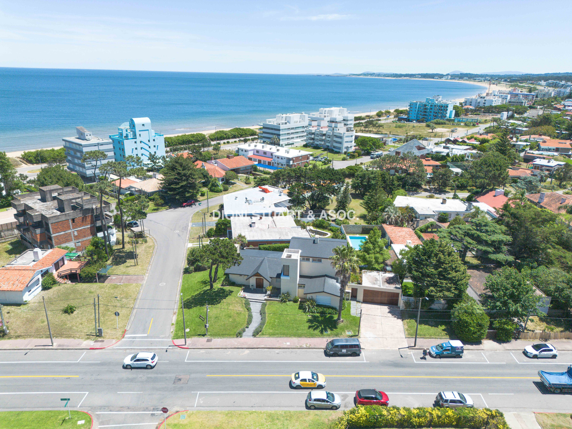 VENTA CASA CERCA DEL MAR EN PLAYA MANSA - 4 DORMITORIOS Y DEPENDENCIA - PISCINA Y BARBACOA