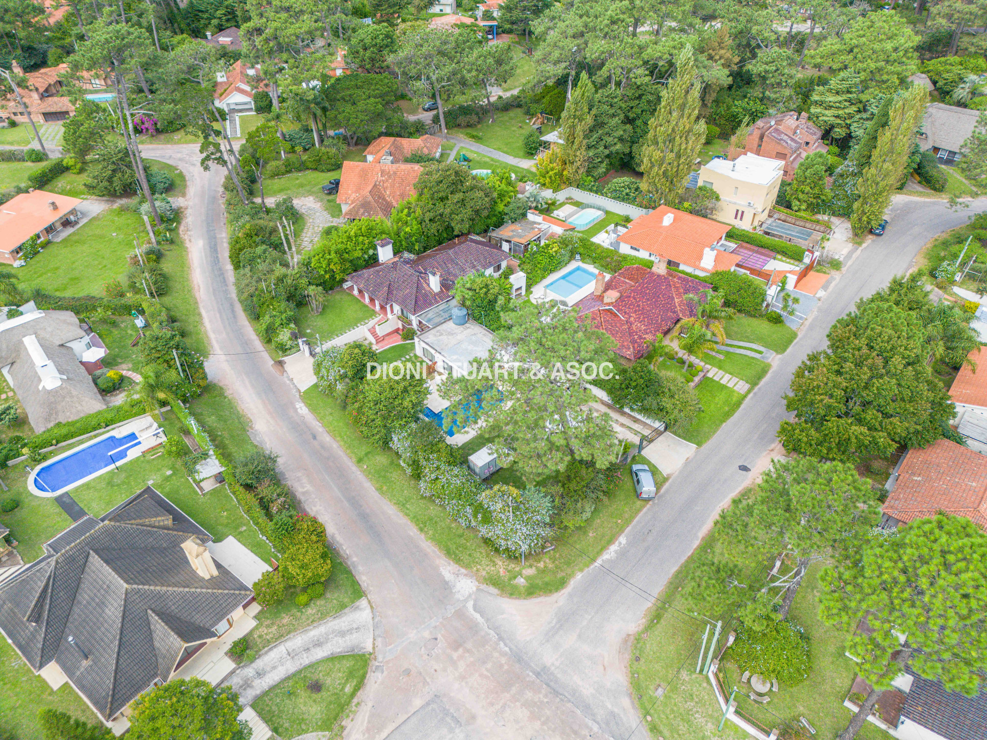OPORTUNIDAD - CASA EN ROOSEVELT - 5 DORMITORIOS Y 5 BAÑOS - PISCINA CLIMATIZADA