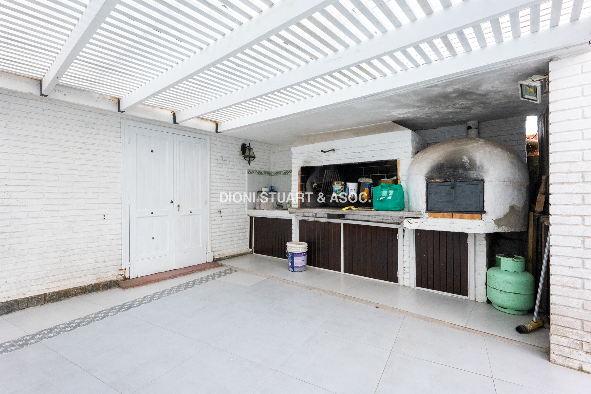 CASA EN ALQUILER CON 5 DORMITORIOS FRENTE AL MAR CON PISCINA - IMPONENTE