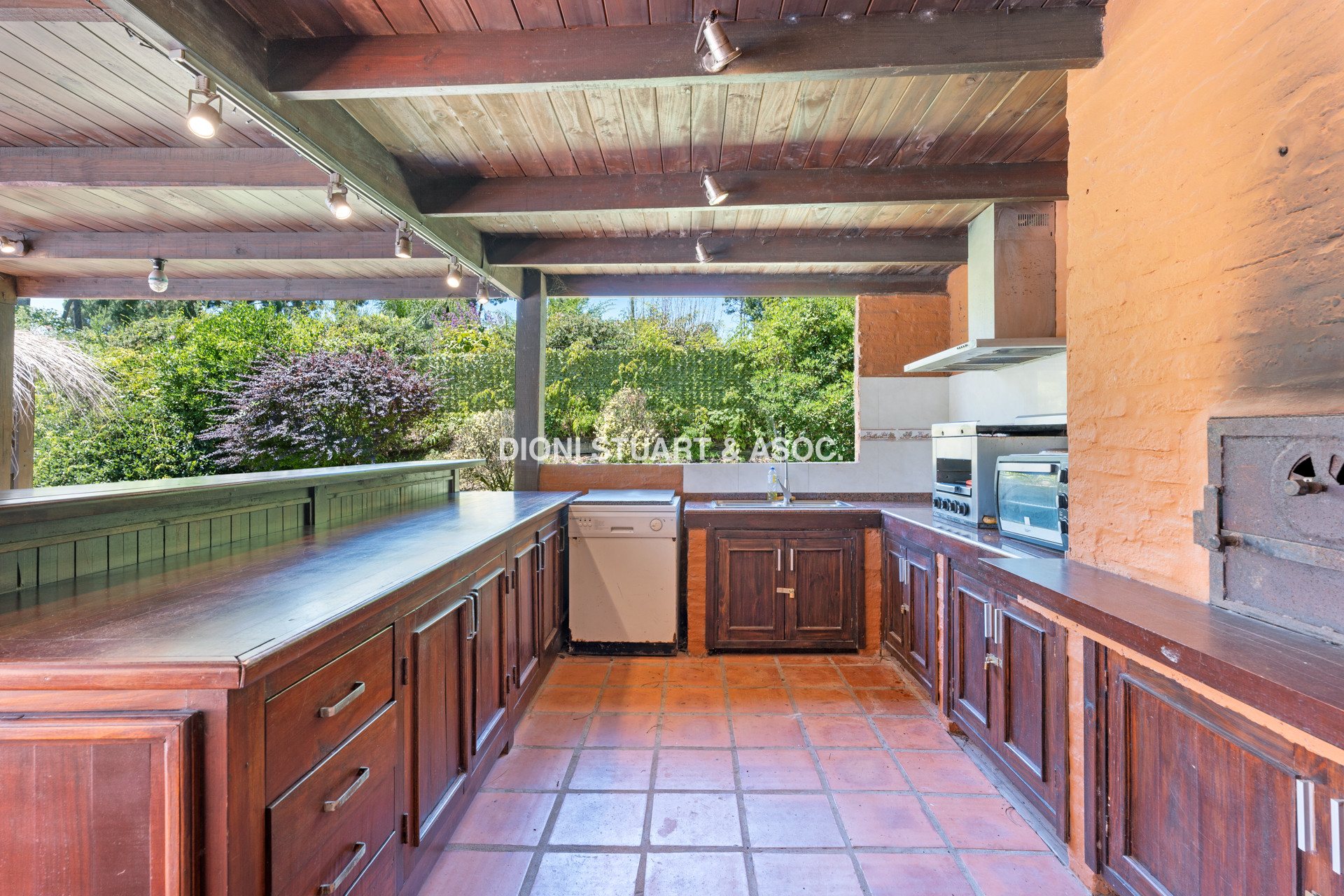 CASA EN PINARES EN VENTA 5 DORMITORIOS EN SUITE CON PISCINA