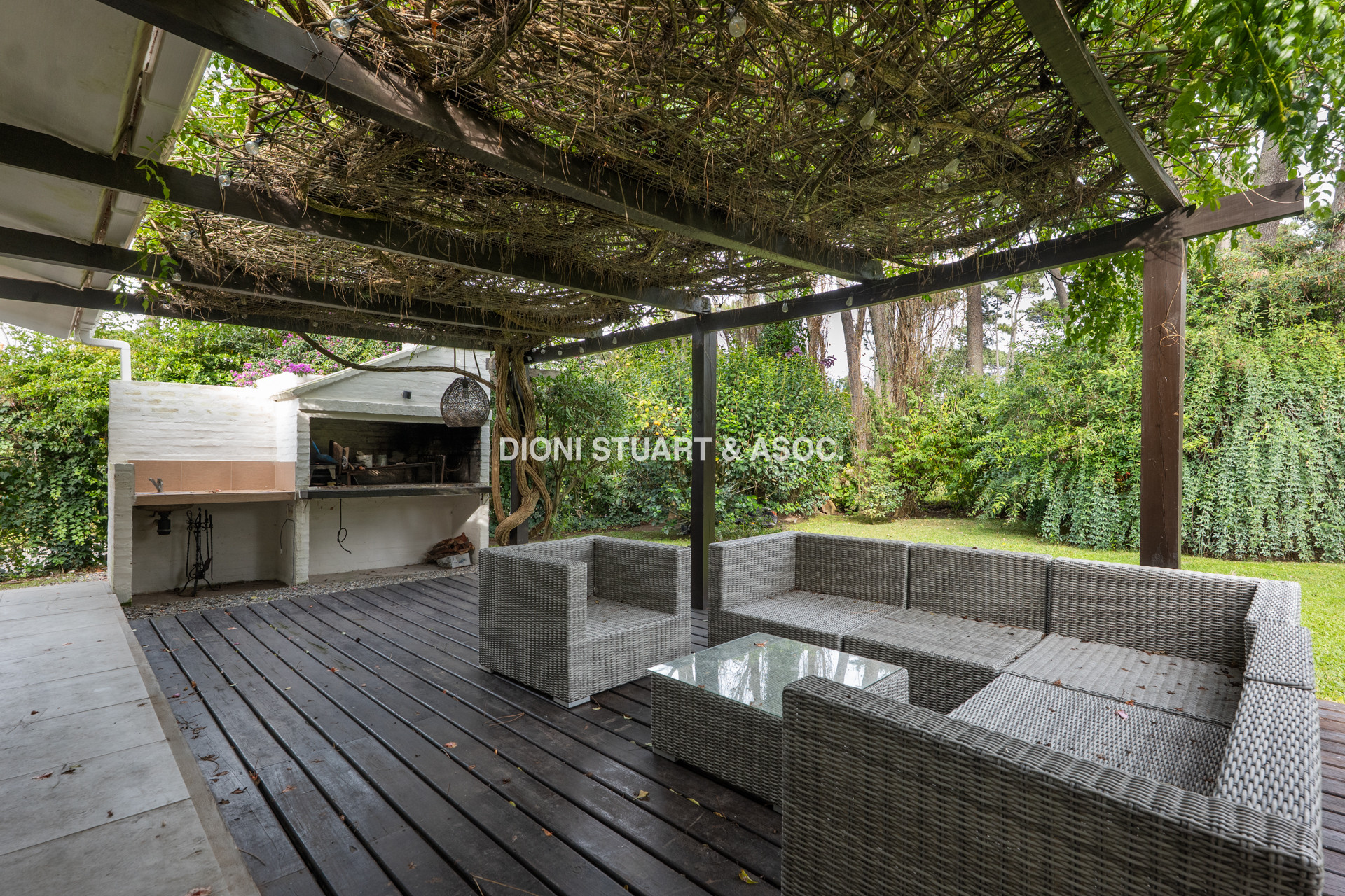 VENTA CASA EN SAN RAFAEL - CERCA DEL MAR - 3 DORM + DEP. SERV - PISCINA