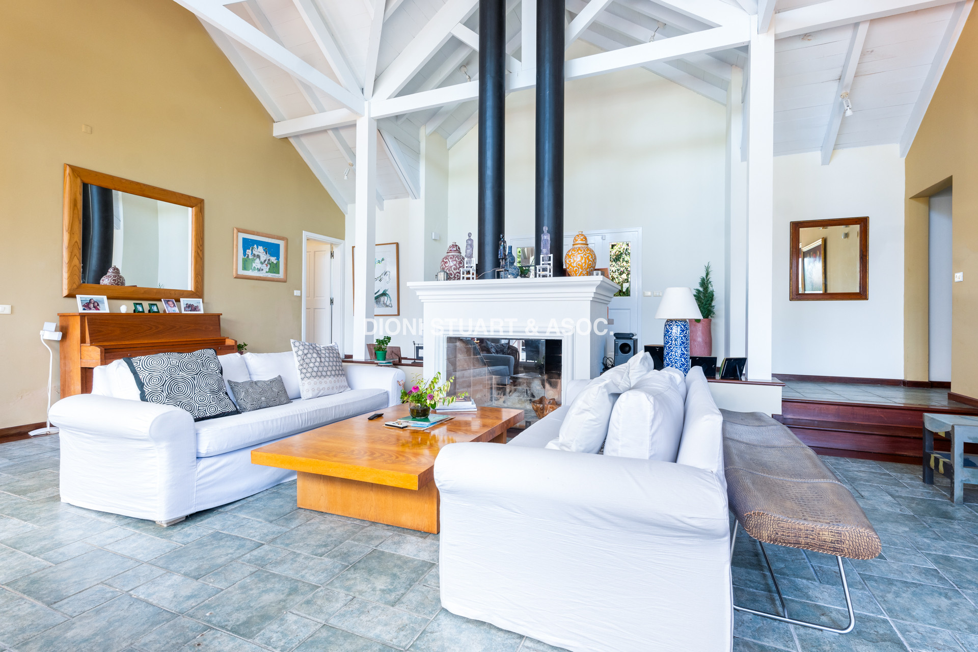 CASA EN VENTA EN  EL GOLF CON 4 DORMITORIOS EN SUITE + DEP. - BARBACOA Y SAUNA - INCREIBLE