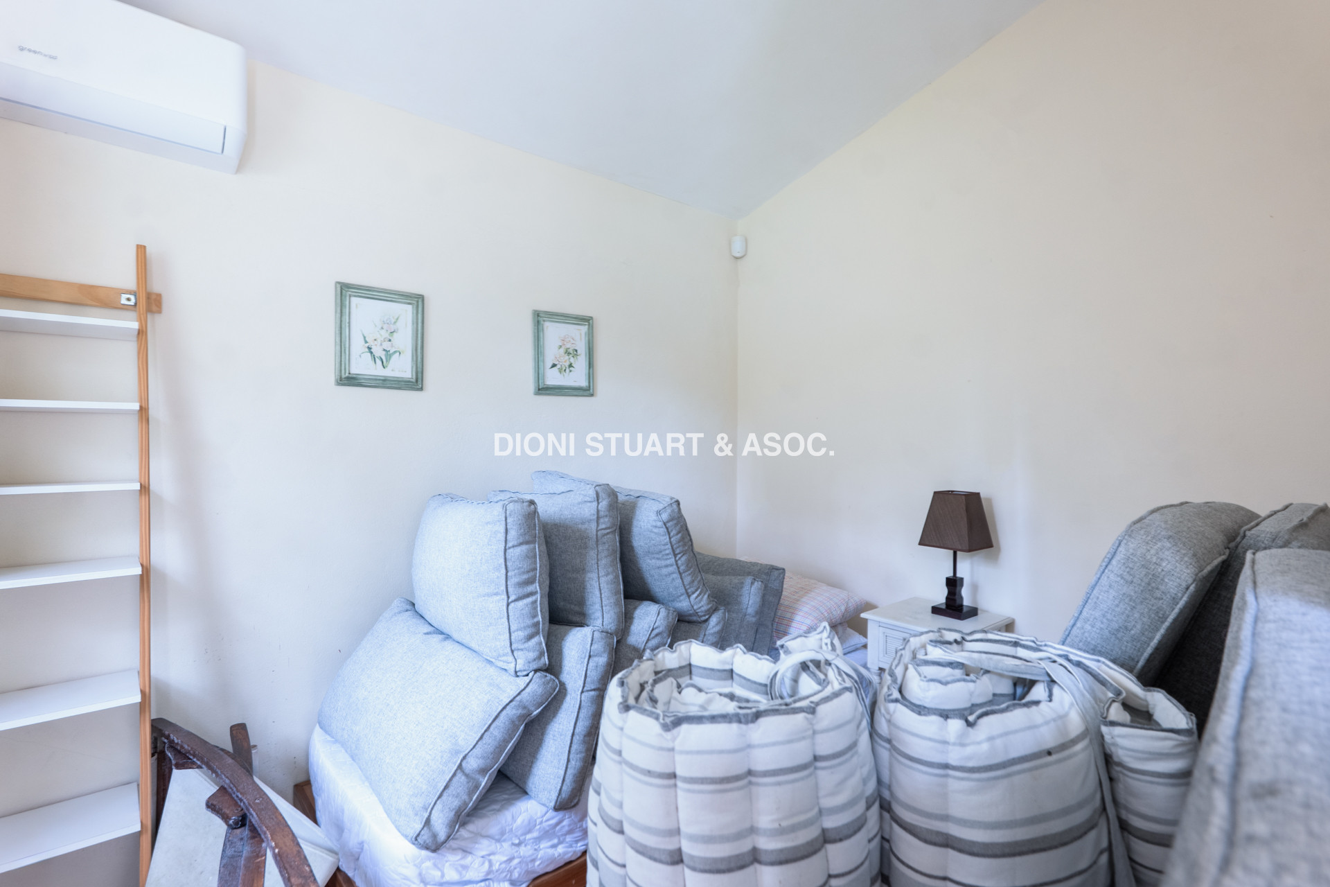 VENTA CASA EN SAN RAFAEL - CERCA DEL MAR - 3 DORM + DEP. SERV - PISCINA