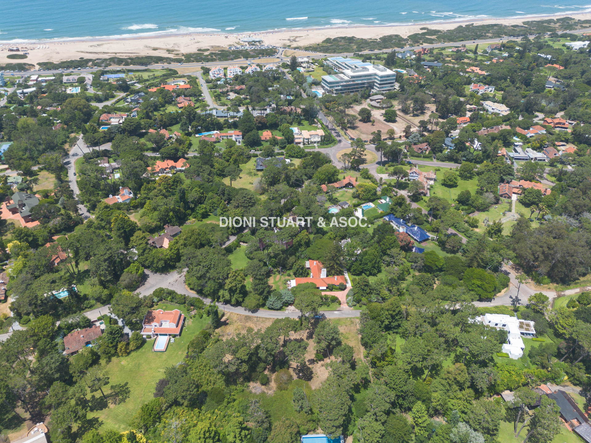 CASA EN VENTA EN EL GOLF - 6 DORMITORIOS - ARQ. RAUL CLERC