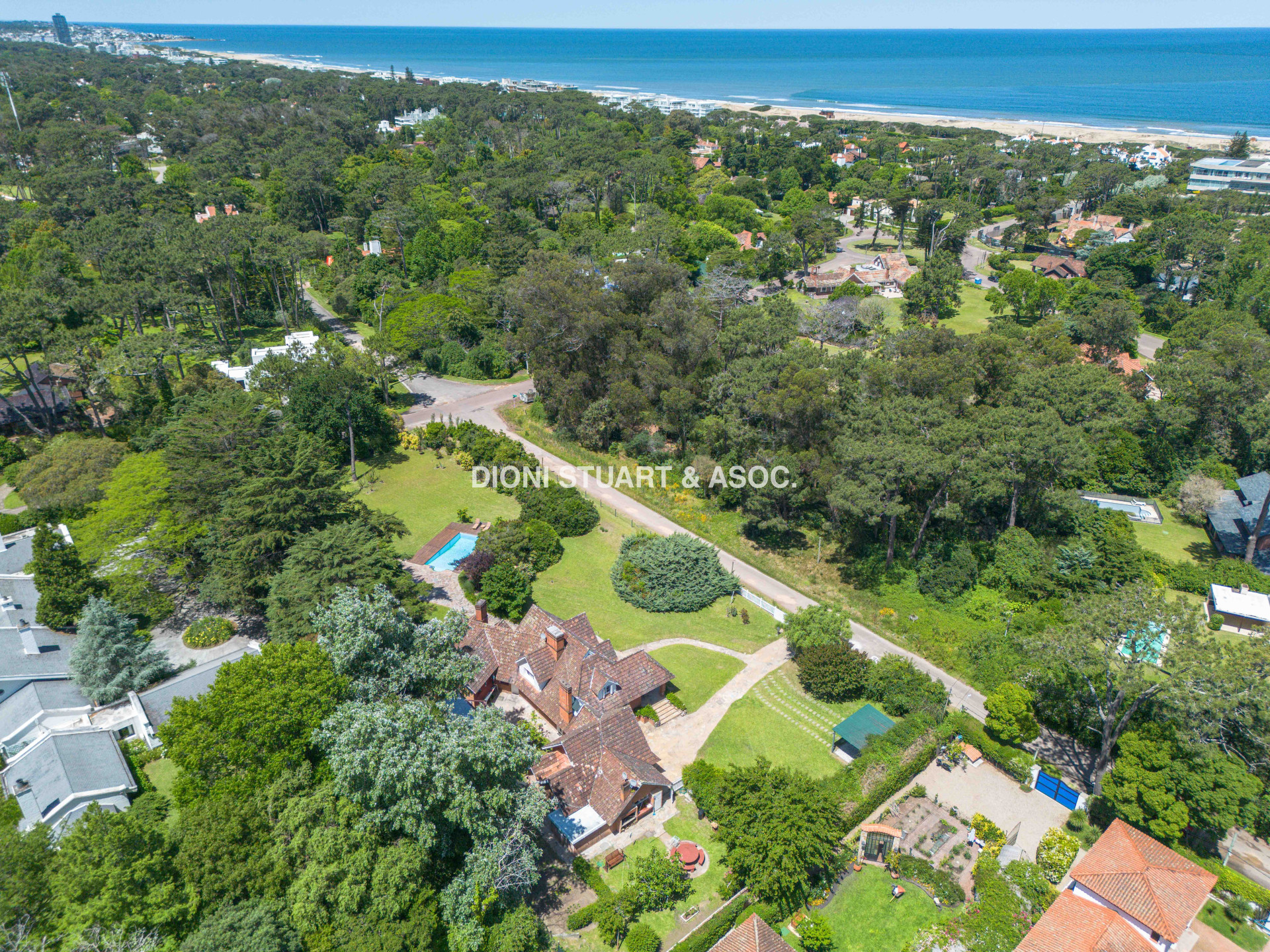 CASA EN VENTA EN EL GOLF - ARQ. ARTURO DUBOURG