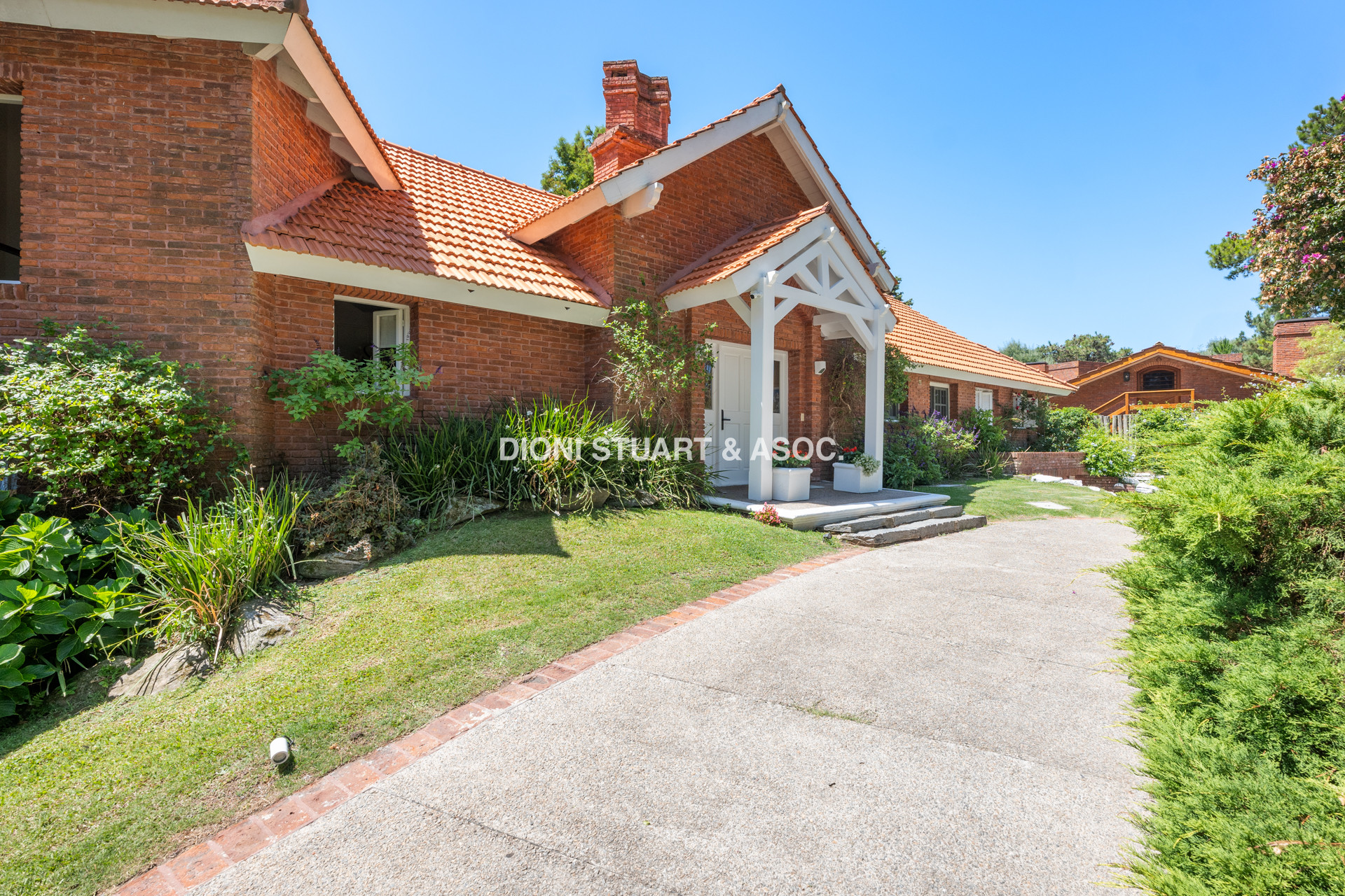 CASA EN VENTA EN  EL GOLF CON 4 DORMITORIOS EN SUITE + DEP. - BARBACOA Y SAUNA - INCREIBLE