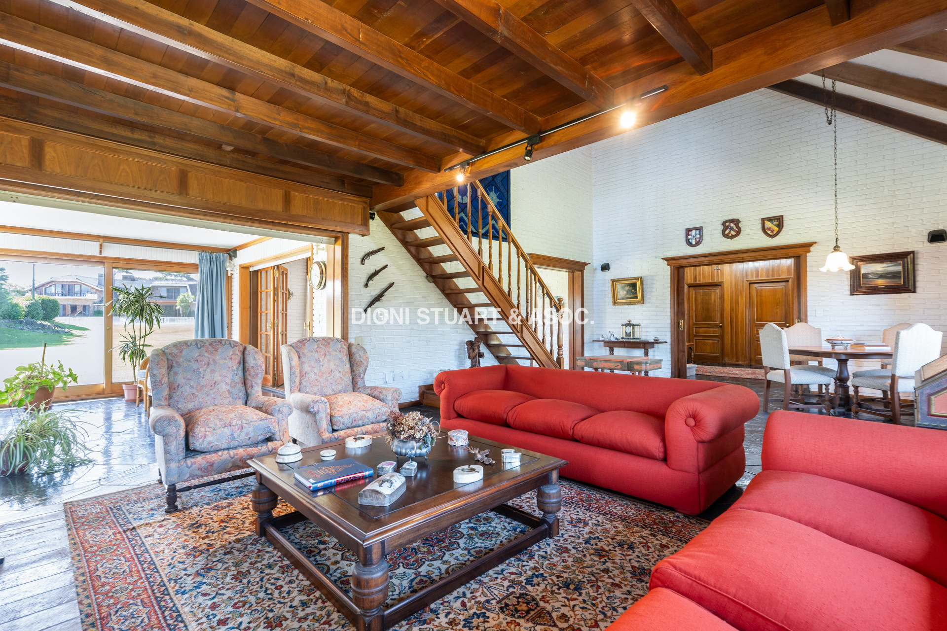 CASA EN VENTA EN PINARES - SUPER TERRENO Y MEGA CONSTRUCCIÓN