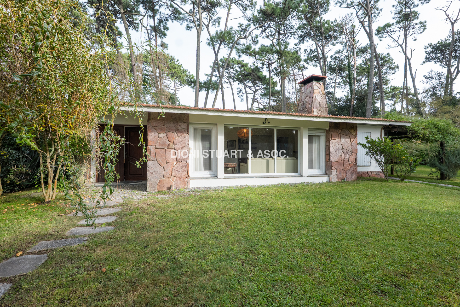 VENTA CASA EN SAN RAFAEL - CERCA DEL MAR - 3 DORM + DEP. SERV - PISCINA