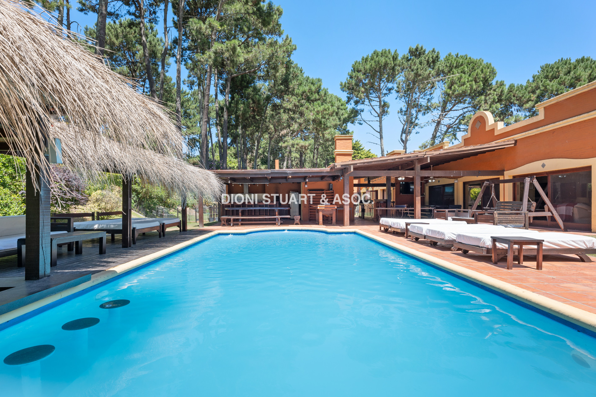 CASA EN PINARES EN VENTA 5 DORMITORIOS EN SUITE CON PISCINA