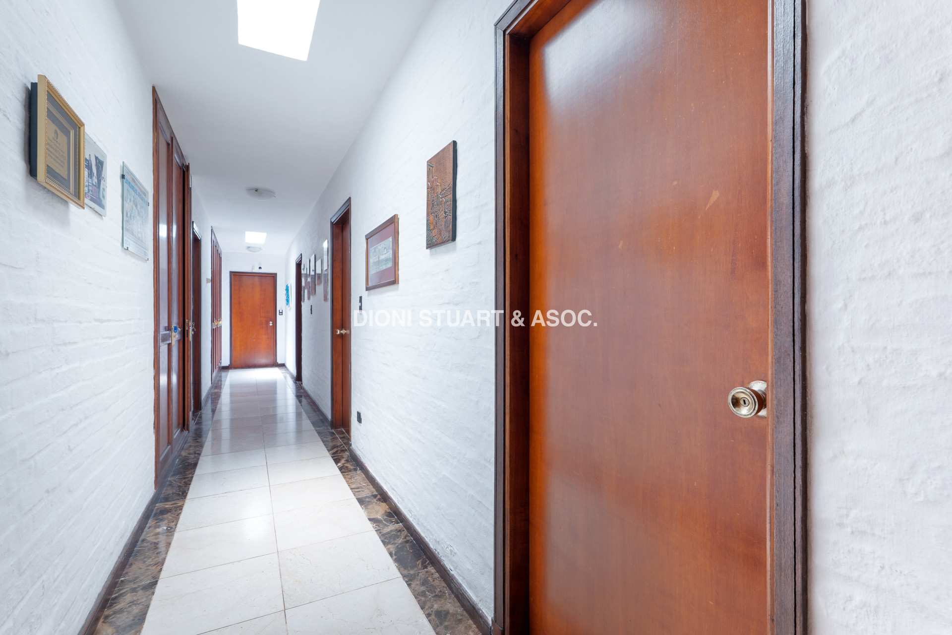 CASA EN PINARES EN VENTA 5 DORMITORIOS EN SUITE CON PISCINA