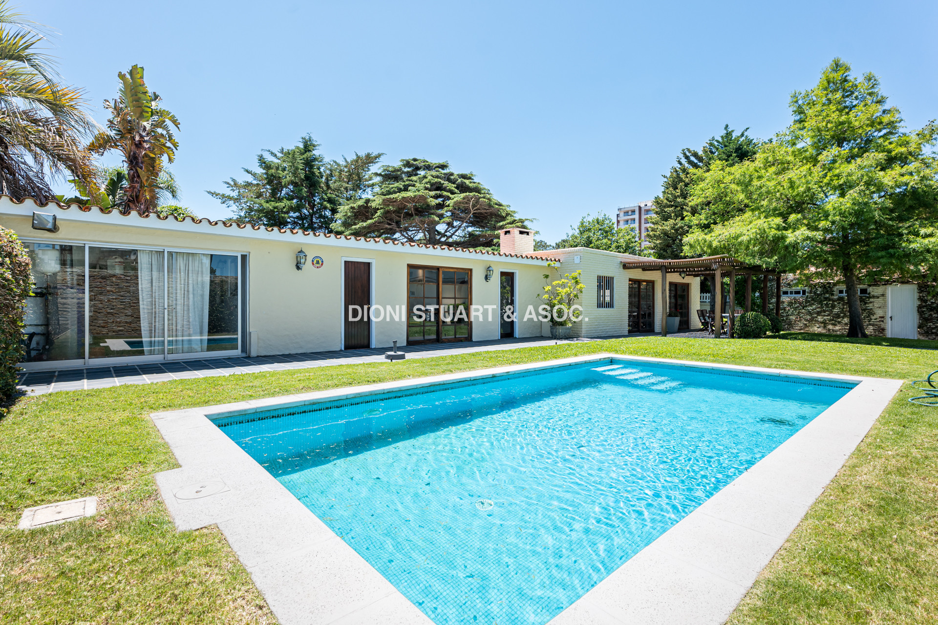VENTA CASA CERCA DEL MAR EN PLAYA MANSA - 4 DORMITORIOS Y DEPENDENCIA - PISCINA Y BARBACOA