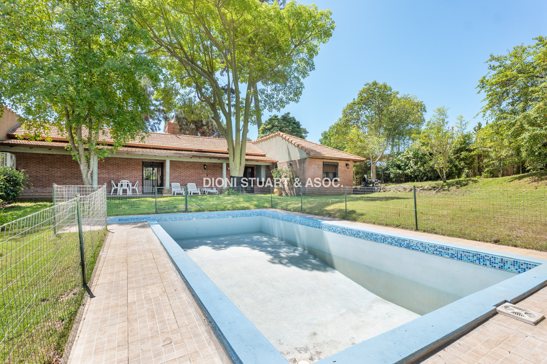CASA EN VENTA EN CANTEGRIL CON 3 DORMITORIOS Y DEPENDENCIA + PISCINA