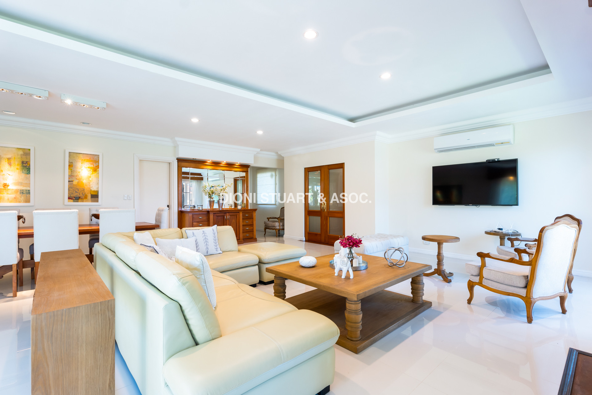 VENTA CASA CERCA DEL MAR EN PLAYA MANSA - 4 DORMITORIOS Y DEPENDENCIA - PISCINA Y BARBACOA