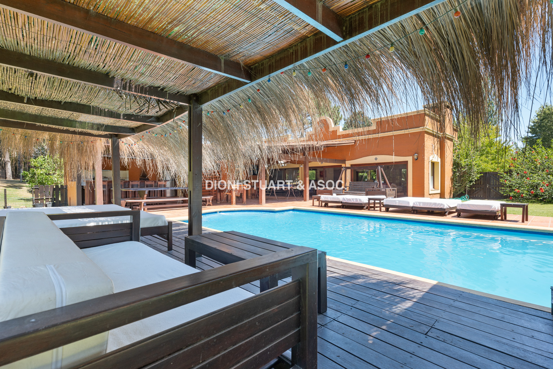 CASA EN PINARES EN VENTA 5 DORMITORIOS EN SUITE CON PISCINA