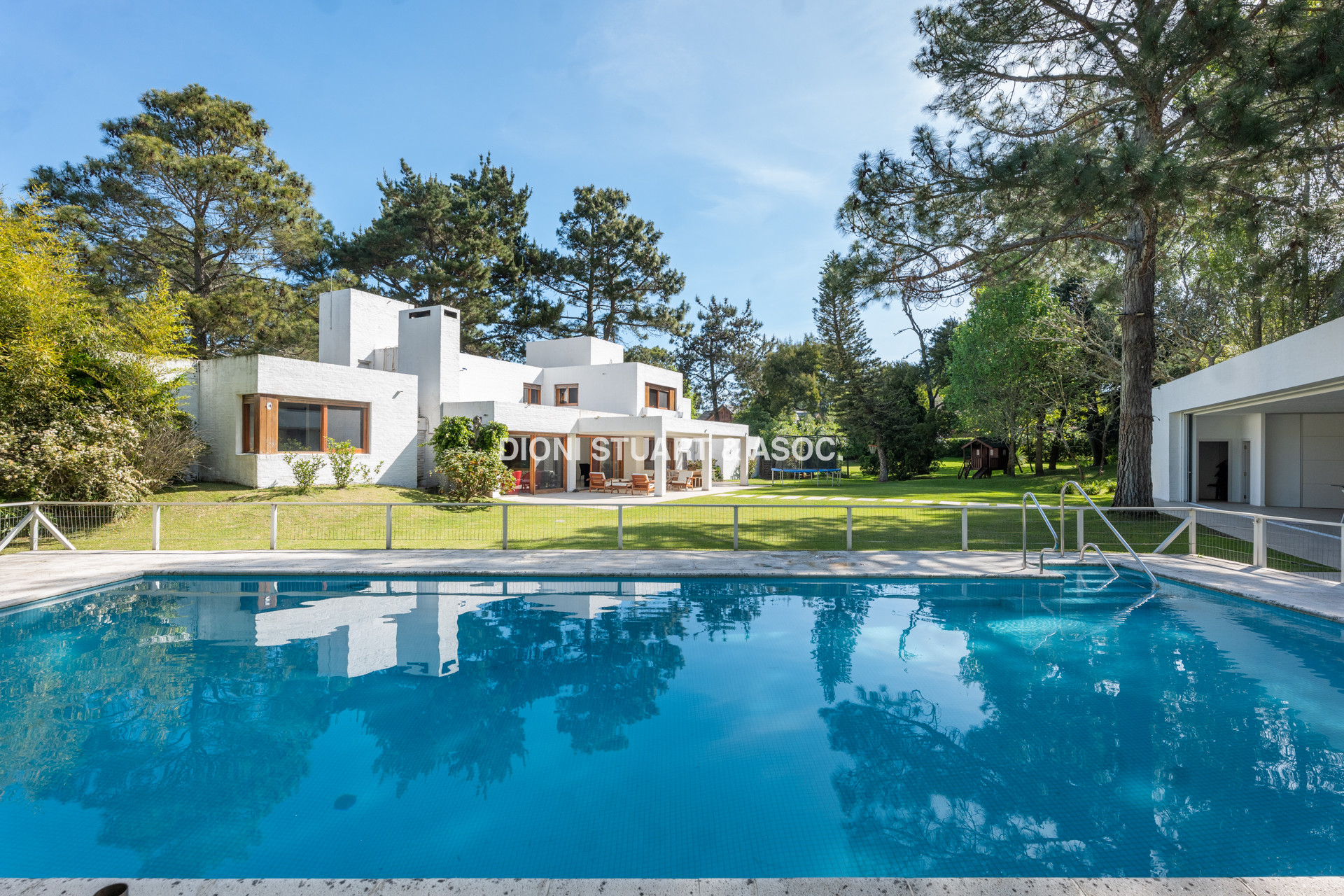 VENTA CASA EN EL GOLF - 5 DORMITORIOS + DEPENDENCIA - MEGA BARBACOA