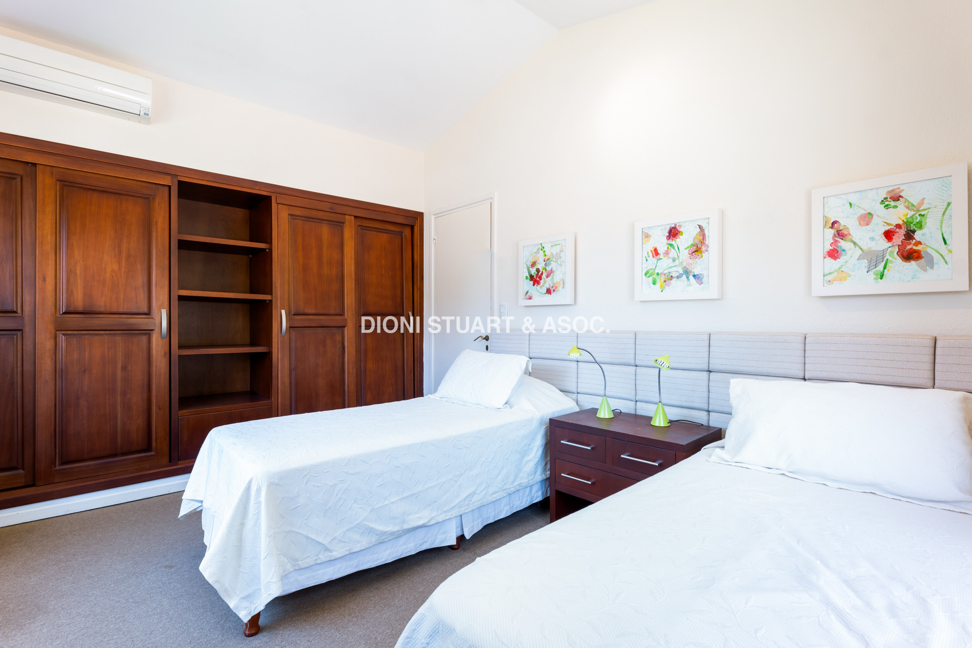 VENTA CASA CERCA DEL MAR EN PLAYA MANSA - 4 DORMITORIOS Y DEPENDENCIA - PISCINA Y BARBACOA