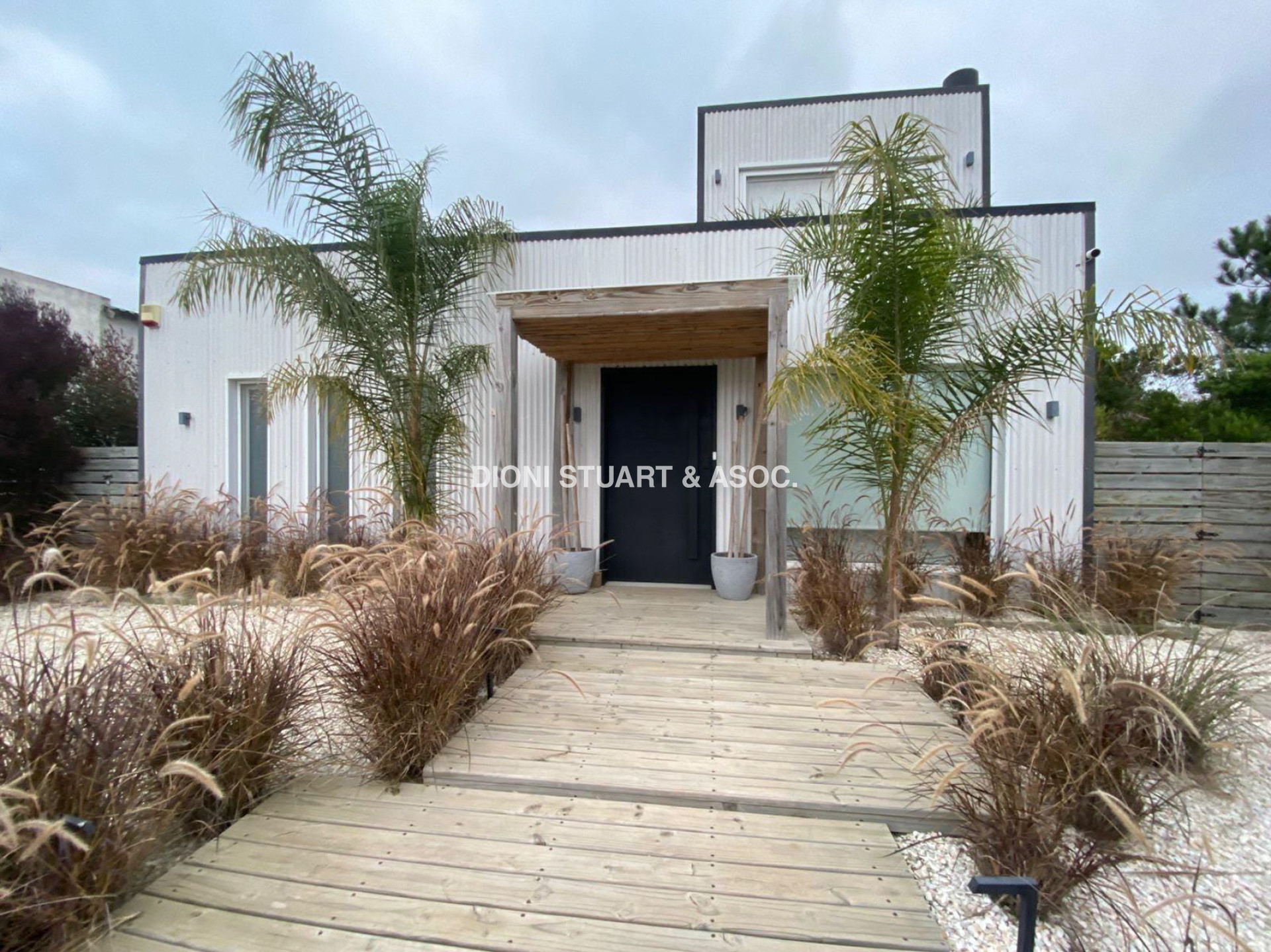 CASA EN ALQUILER DE TEMPORADA 3 DORMITORIOS CON PISCINA - LA JUANITA - JOSE IGNACIO - CERCA DEL MAR