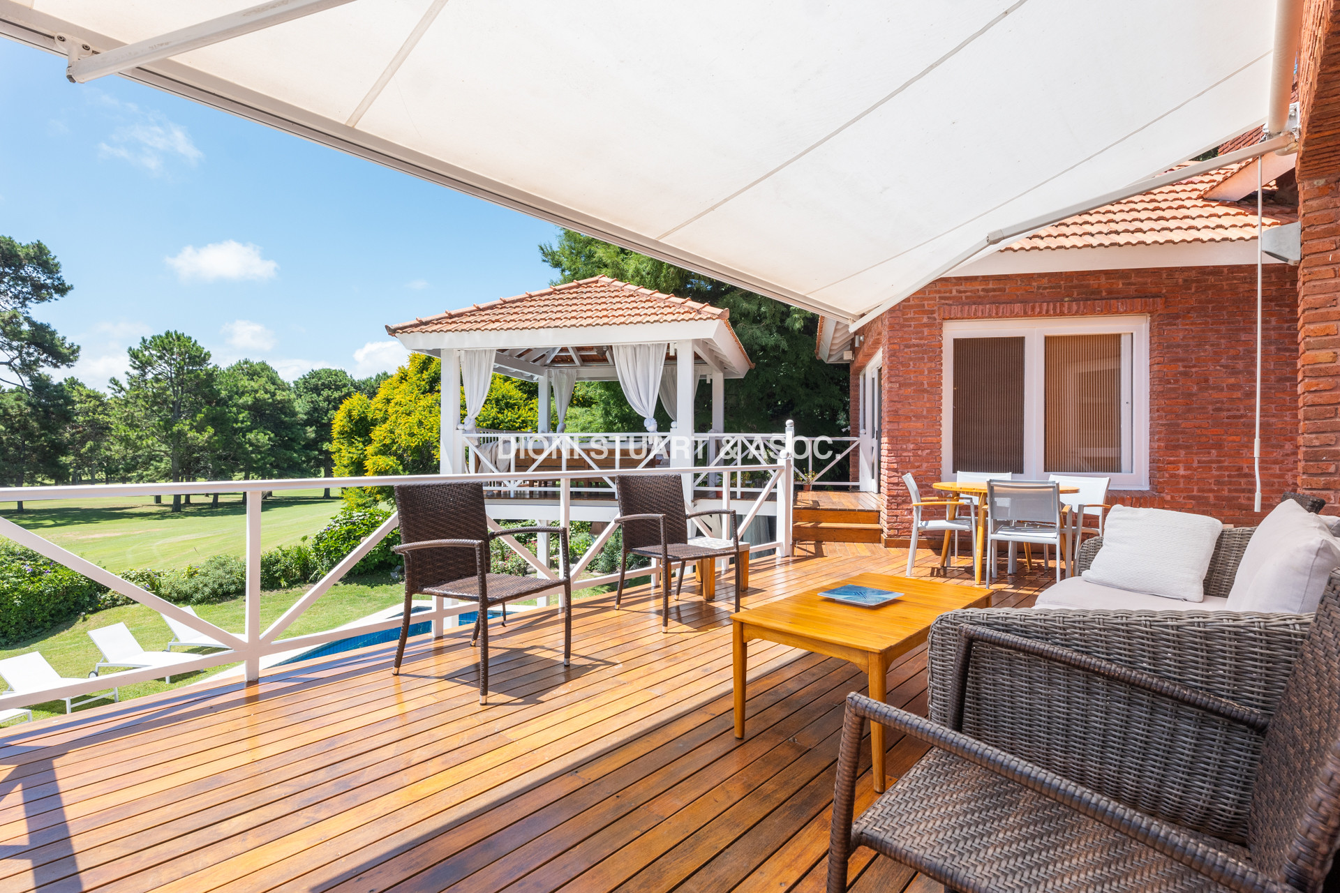 CASA EN VENTA EN  EL GOLF CON 4 DORMITORIOS EN SUITE + DEP. - BARBACOA Y SAUNA - INCREIBLE