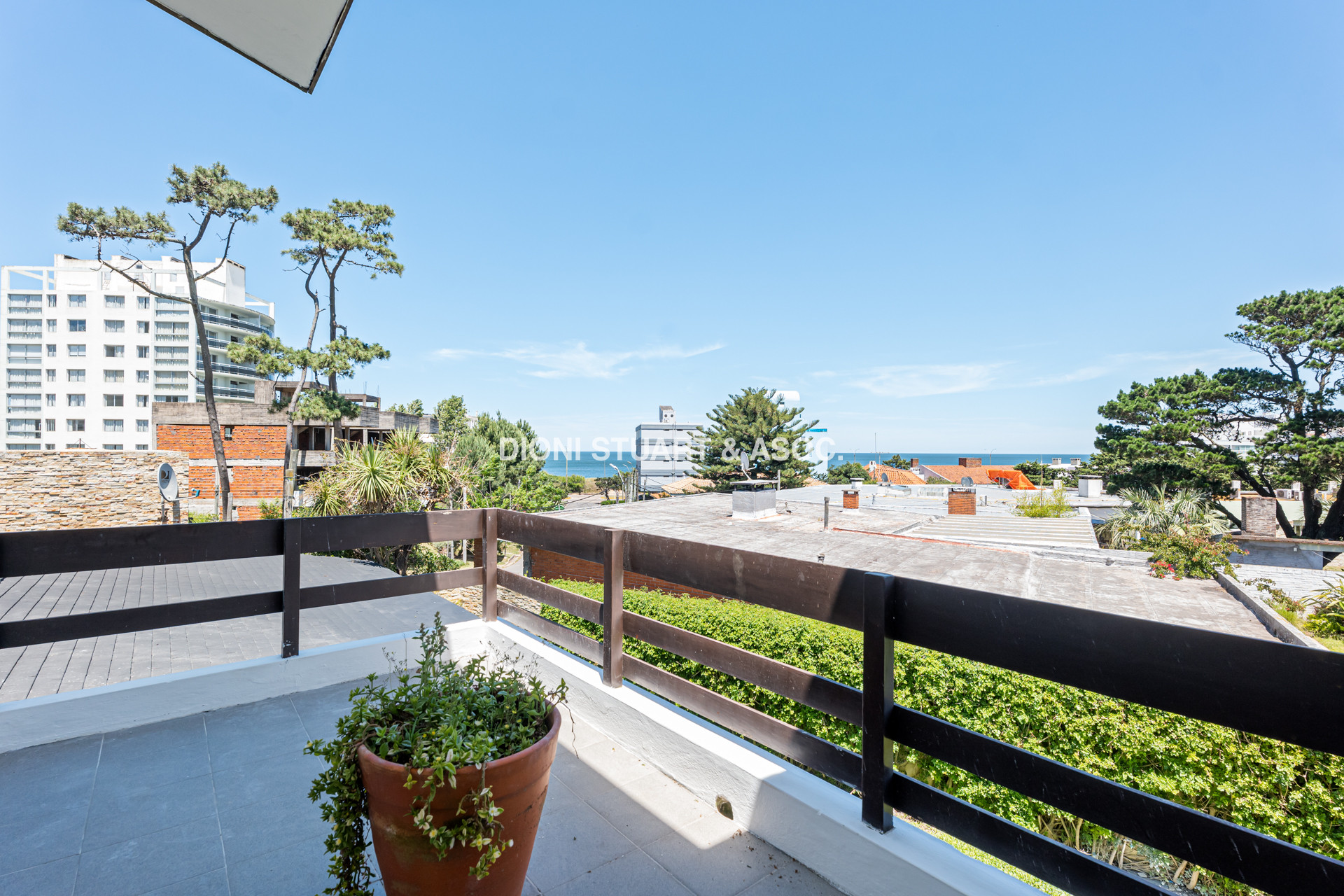VENTA CASA CERCA DEL MAR EN PLAYA MANSA - 4 DORMITORIOS Y DEPENDENCIA - PISCINA Y BARBACOA