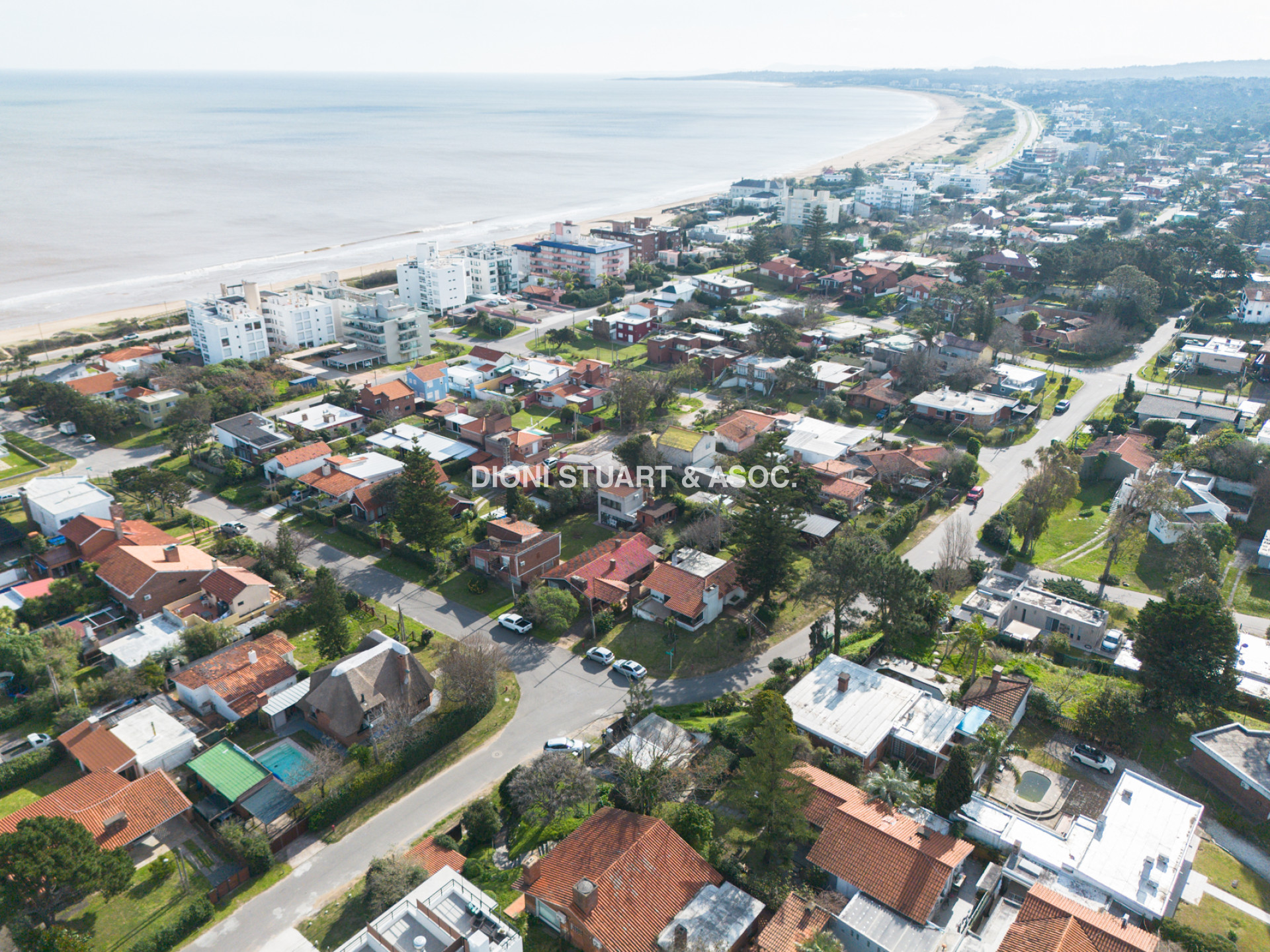 CASA EN VENTA CERCA DEL MAR PLAYA MANSA - 3 DORMITORIOS
