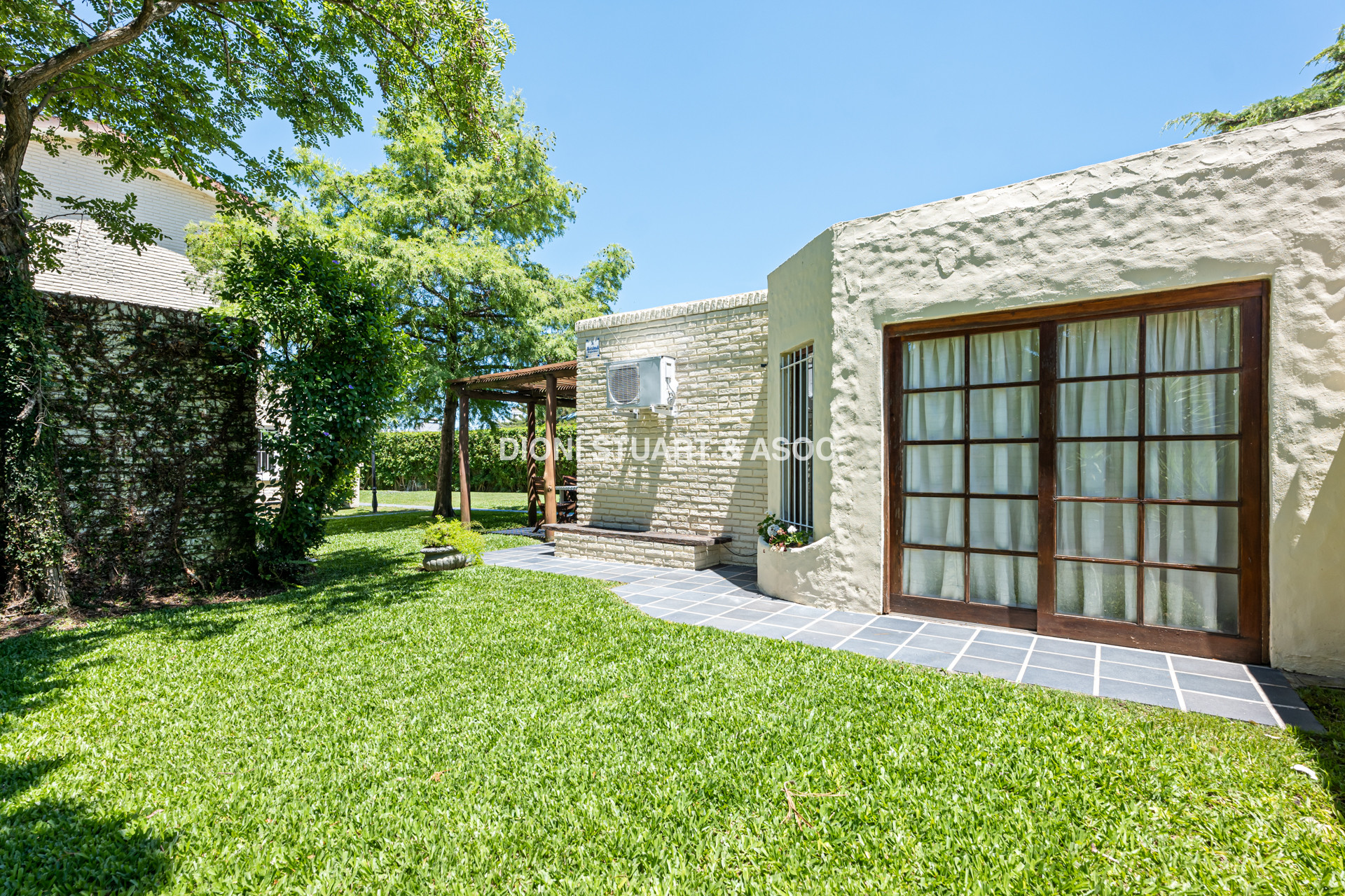VENTA CASA CERCA DEL MAR EN PLAYA MANSA - 4 DORMITORIOS Y DEPENDENCIA - PISCINA Y BARBACOA