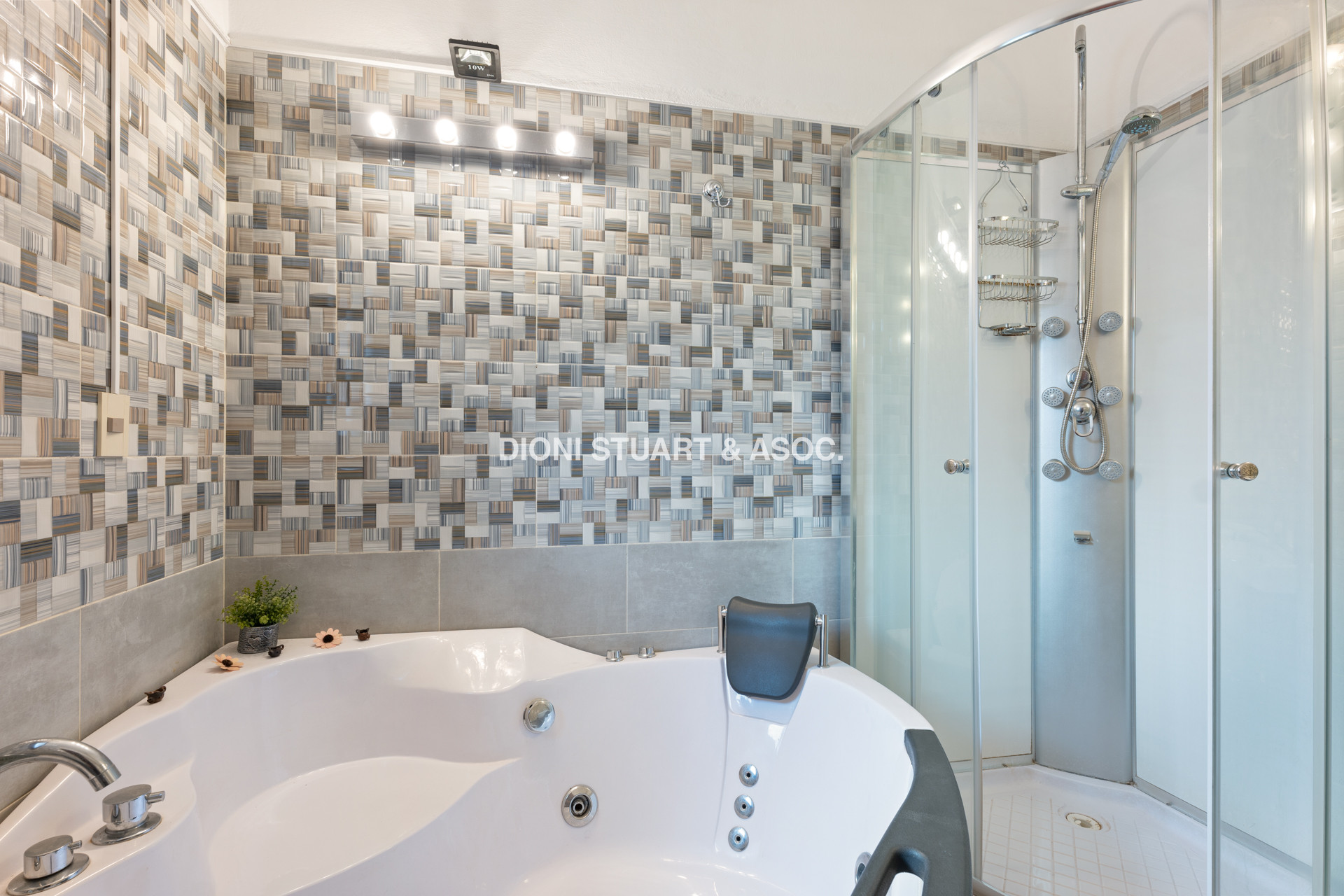 OPORTUNIDAD - CASA EN ROOSEVELT - 5 DORMITORIOS Y 5 BAÑOS - PISCINA CLIMATIZADA