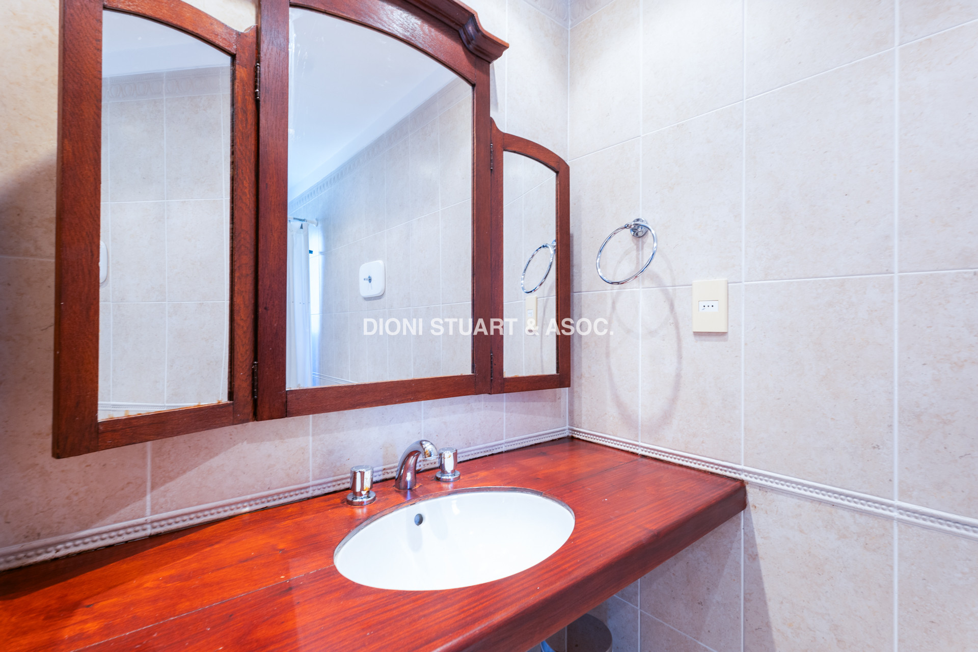 CASA EN ALQUILER ANUAL DE 3 DORMITORIOS EN SUTIE + DEP. CON PISCINA SAN RAFAEL - EL GOLF -