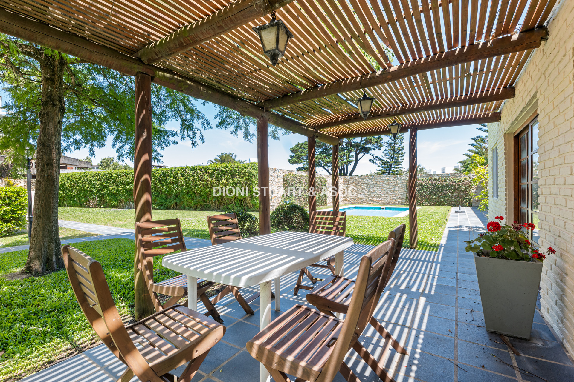 VENTA CASA CERCA DEL MAR EN PLAYA MANSA - 4 DORMITORIOS Y DEPENDENCIA - PISCINA Y BARBACOA