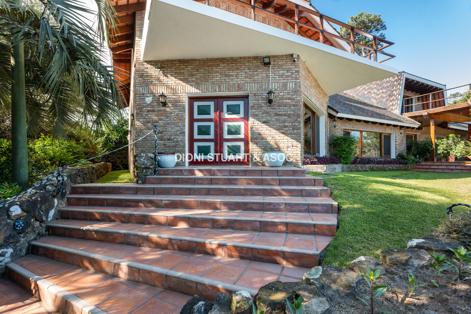 CASA EN VENTA EN PINARES - SUPER TERRENO Y MEGA CONSTRUCCIÓN