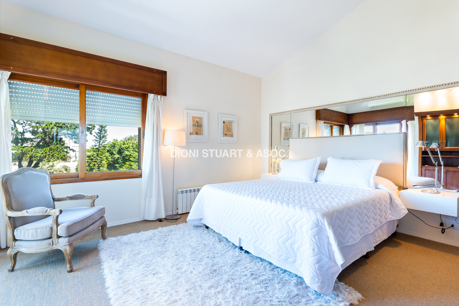 VENTA CASA CERCA DEL MAR EN PLAYA MANSA - 4 DORMITORIOS Y DEPENDENCIA - PISCINA Y BARBACOA