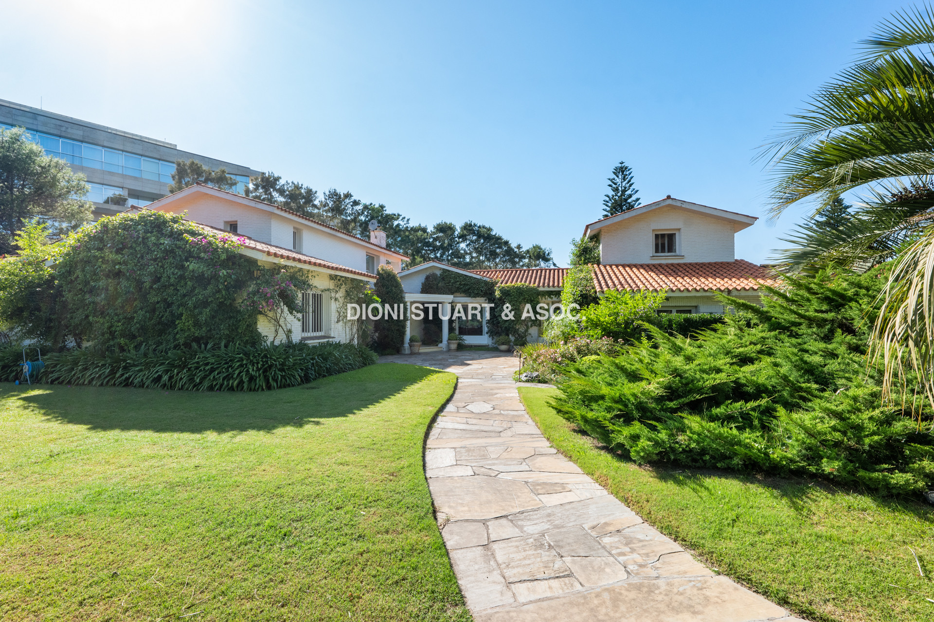 IMPONENTE CASA EN PLAYA BRAVA - ELEGANCIA Y CONFORT