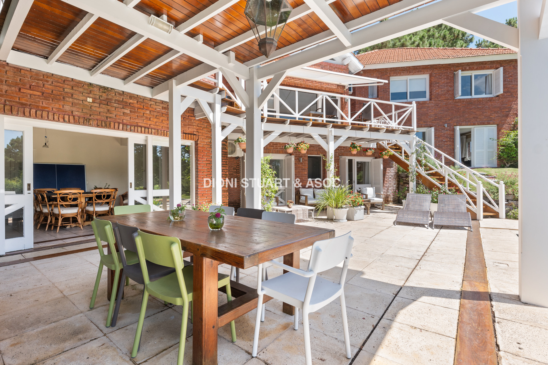 CASA EN VENTA EN  EL GOLF CON 4 DORMITORIOS EN SUITE + DEP. - BARBACOA Y SAUNA - INCREIBLE
