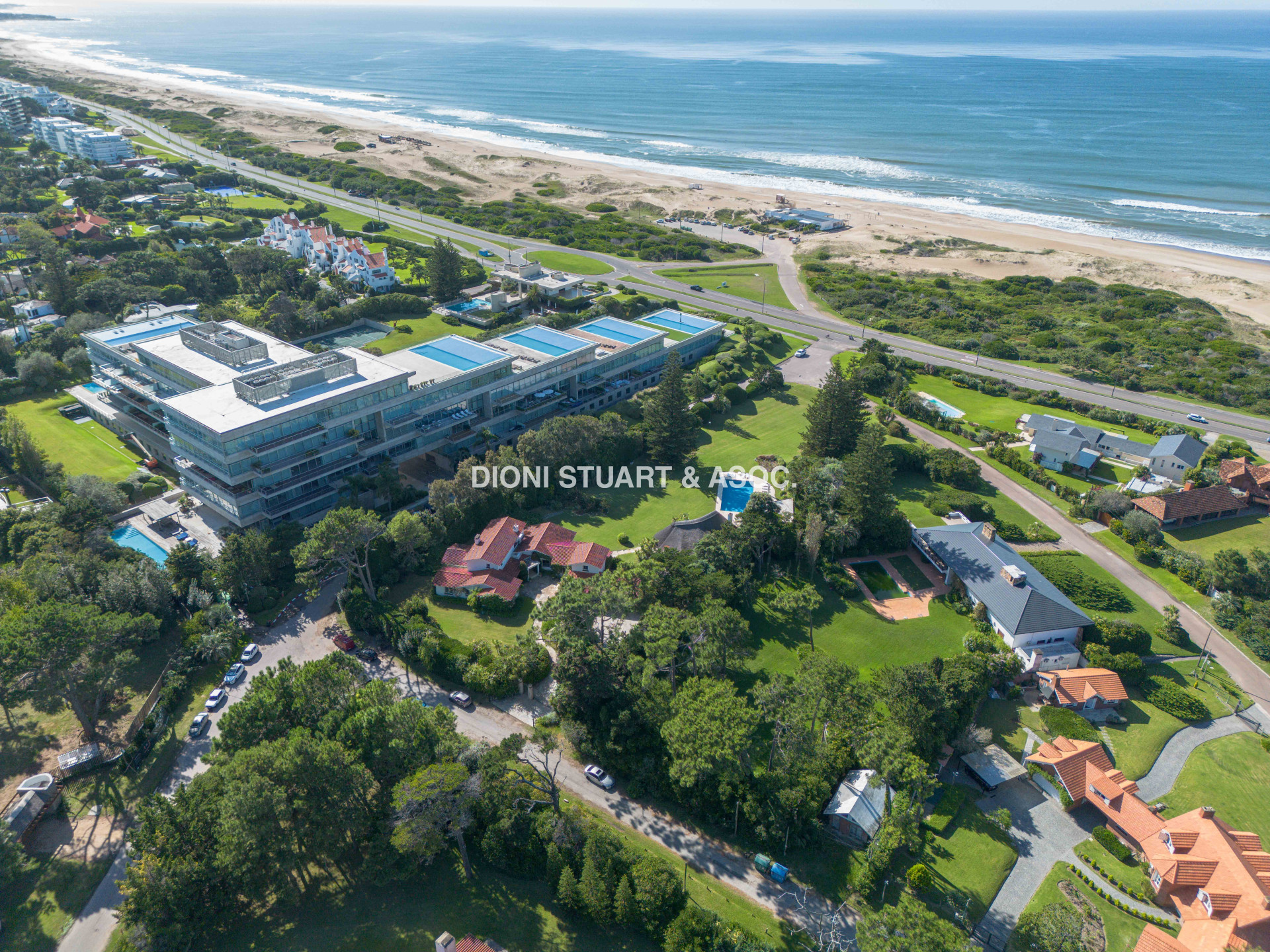 IMPONENTE CASA EN PLAYA BRAVA - ELEGANCIA Y CONFORT
