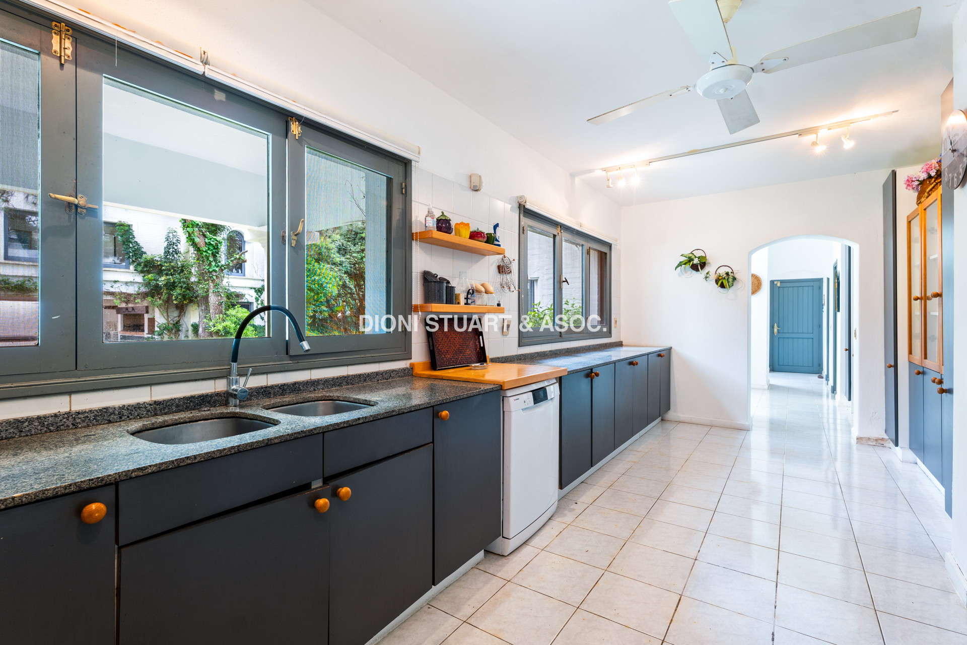 CASA EN VENTA EN EL GOLF CON 8 DORMITORIOS EN SUTIE