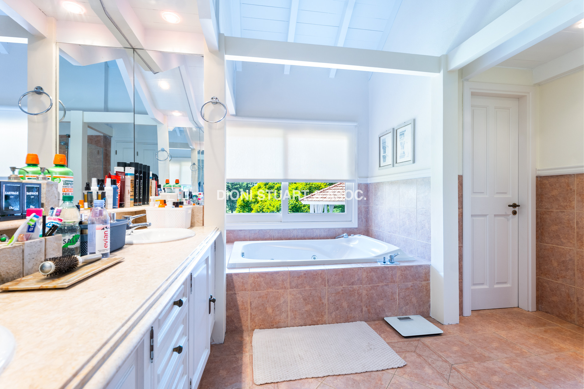 CASA EN VENTA EN  EL GOLF CON 4 DORMITORIOS EN SUITE + DEP. - BARBACOA Y SAUNA - INCREIBLE