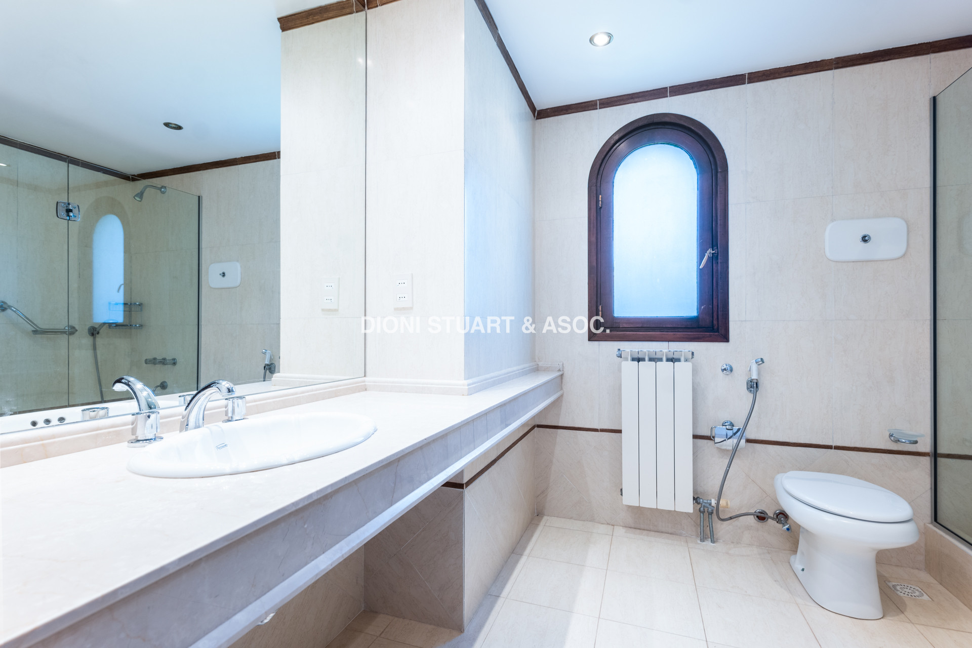 CASA EN ALQUILER ANUAL DE 3 DORMITORIOS EN SUTIE + DEP. CON PISCINA SAN RAFAEL - EL GOLF -