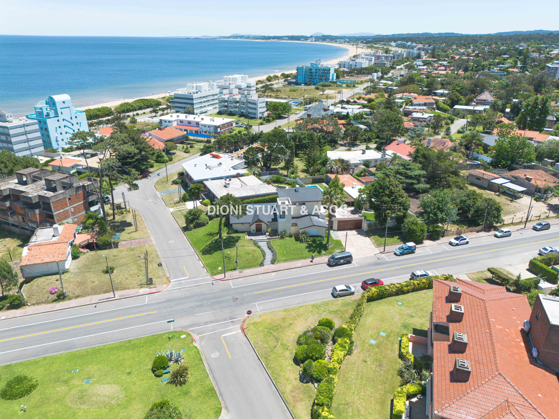VENTA CASA CERCA DEL MAR EN PLAYA MANSA - 4 DORMITORIOS Y DEPENDENCIA - PISCINA Y BARBACOA
