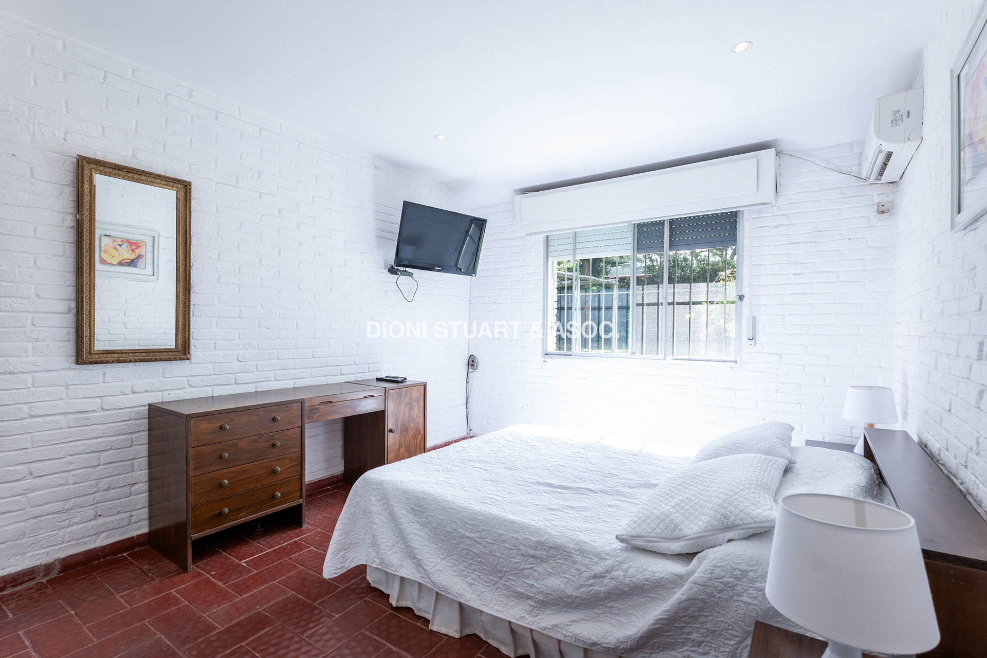 CASA EN VENTA CERCA DEL MAR PLAYA BRAVA RINCON DEL INDIO - 4 DORMITORIOS + BARBACOA + PISCINA