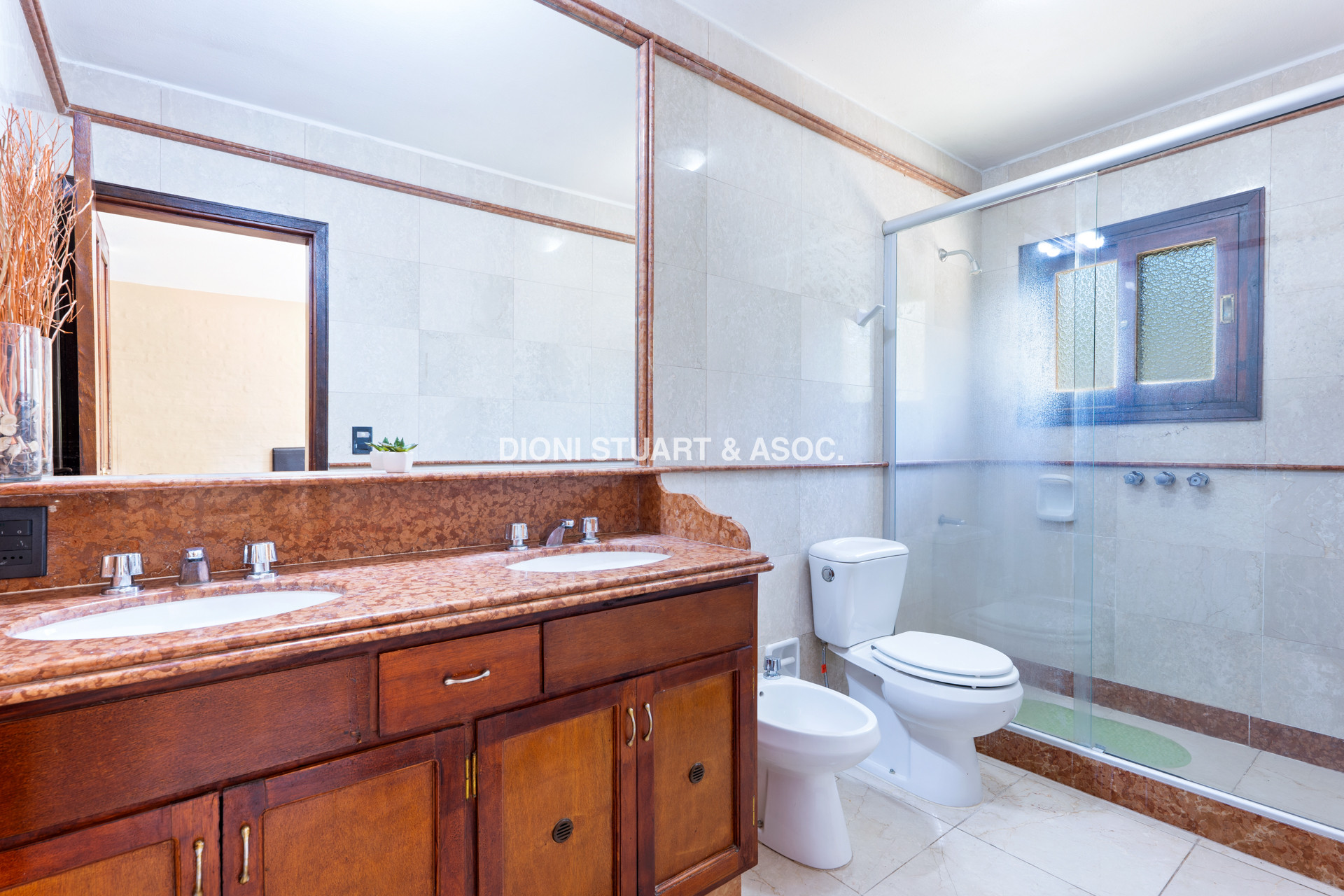 CASA EN PINARES EN VENTA 5 DORMITORIOS EN SUITE CON PISCINA