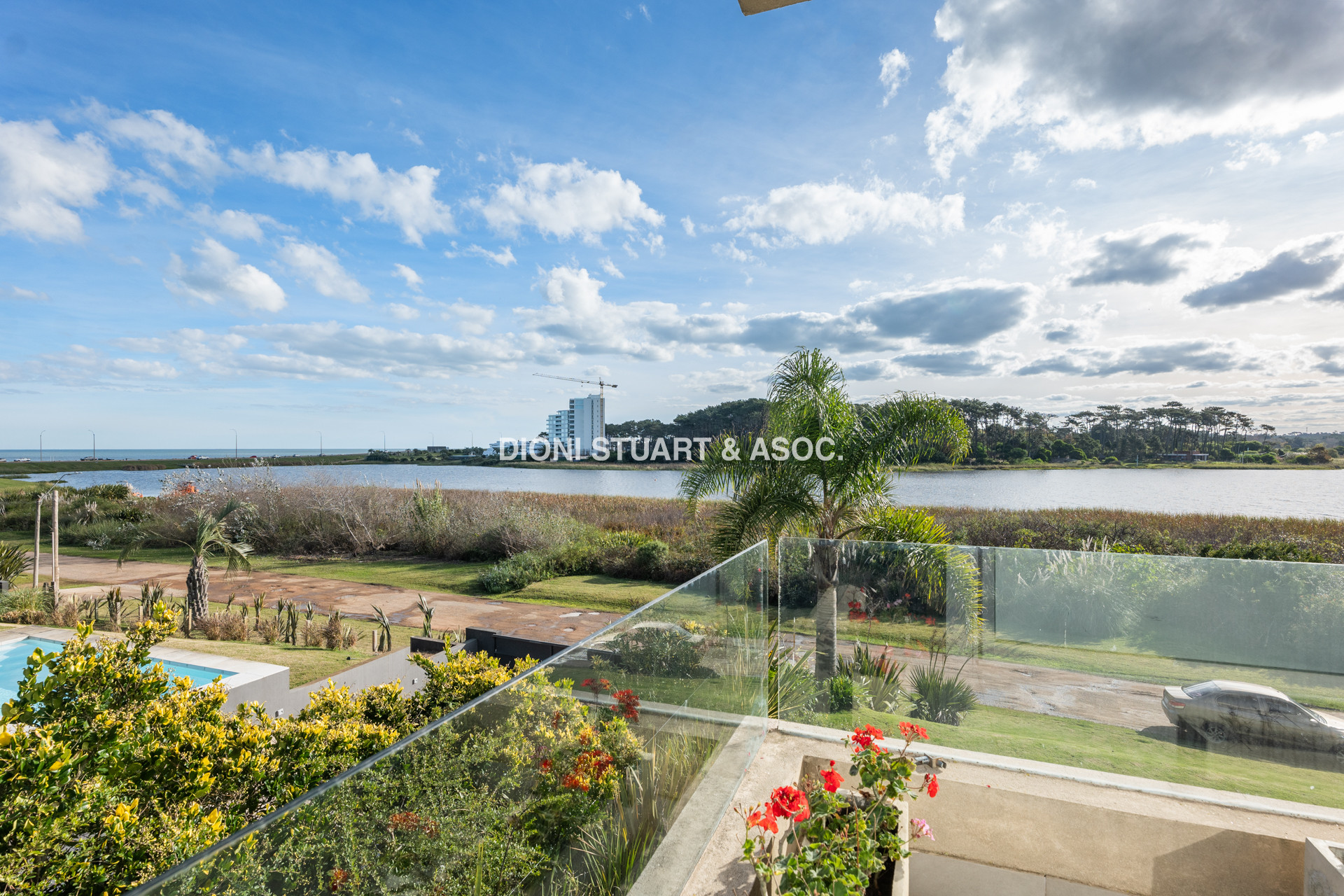 MODERNA CASA EN VENTA FRENTE A LA LAGUNA DEL DIARIO