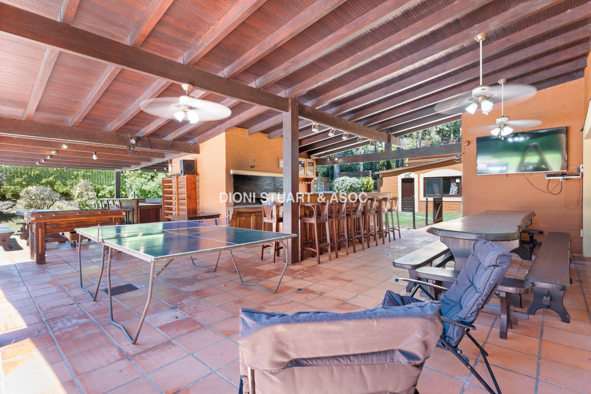 CASA EN PINARES EN VENTA 5 DORMITORIOS EN SUITE CON PISCINA