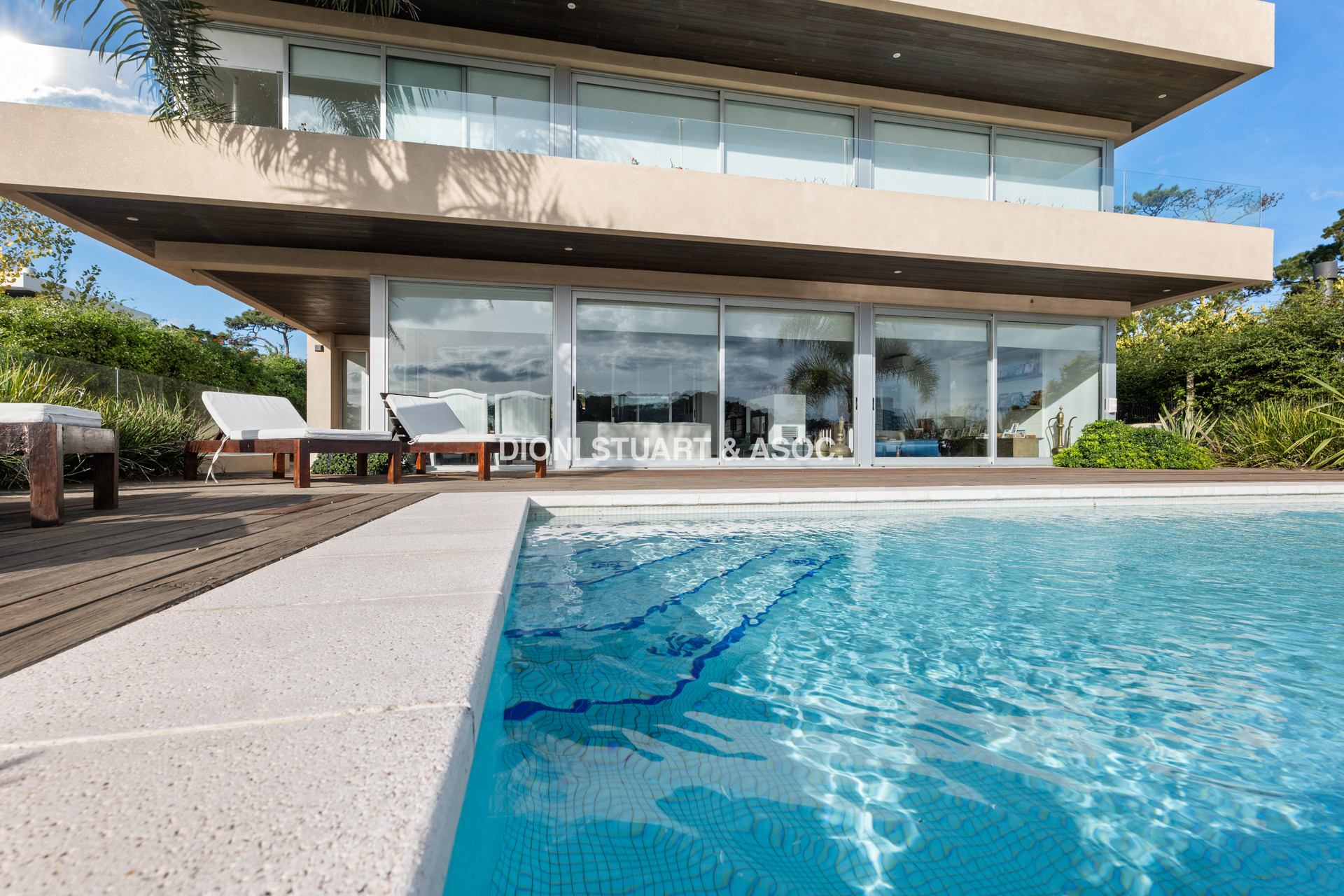MODERNA CASA EN VENTA FRENTE A LA LAGUNA DEL DIARIO