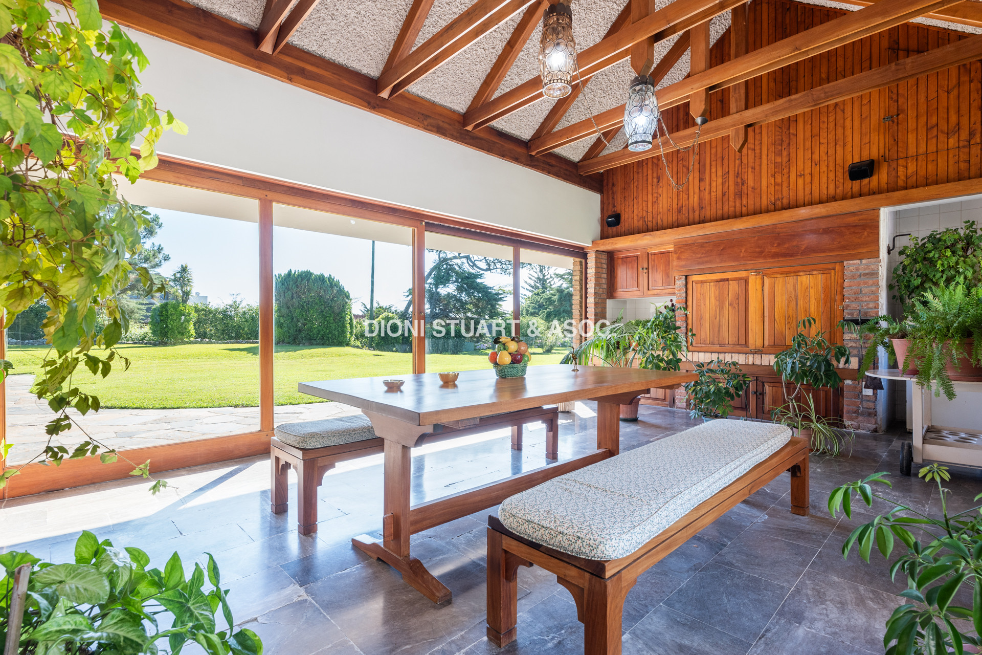 CASA EN VENTA EN PINARES - SUPER TERRENO Y MEGA CONSTRUCCIÓN