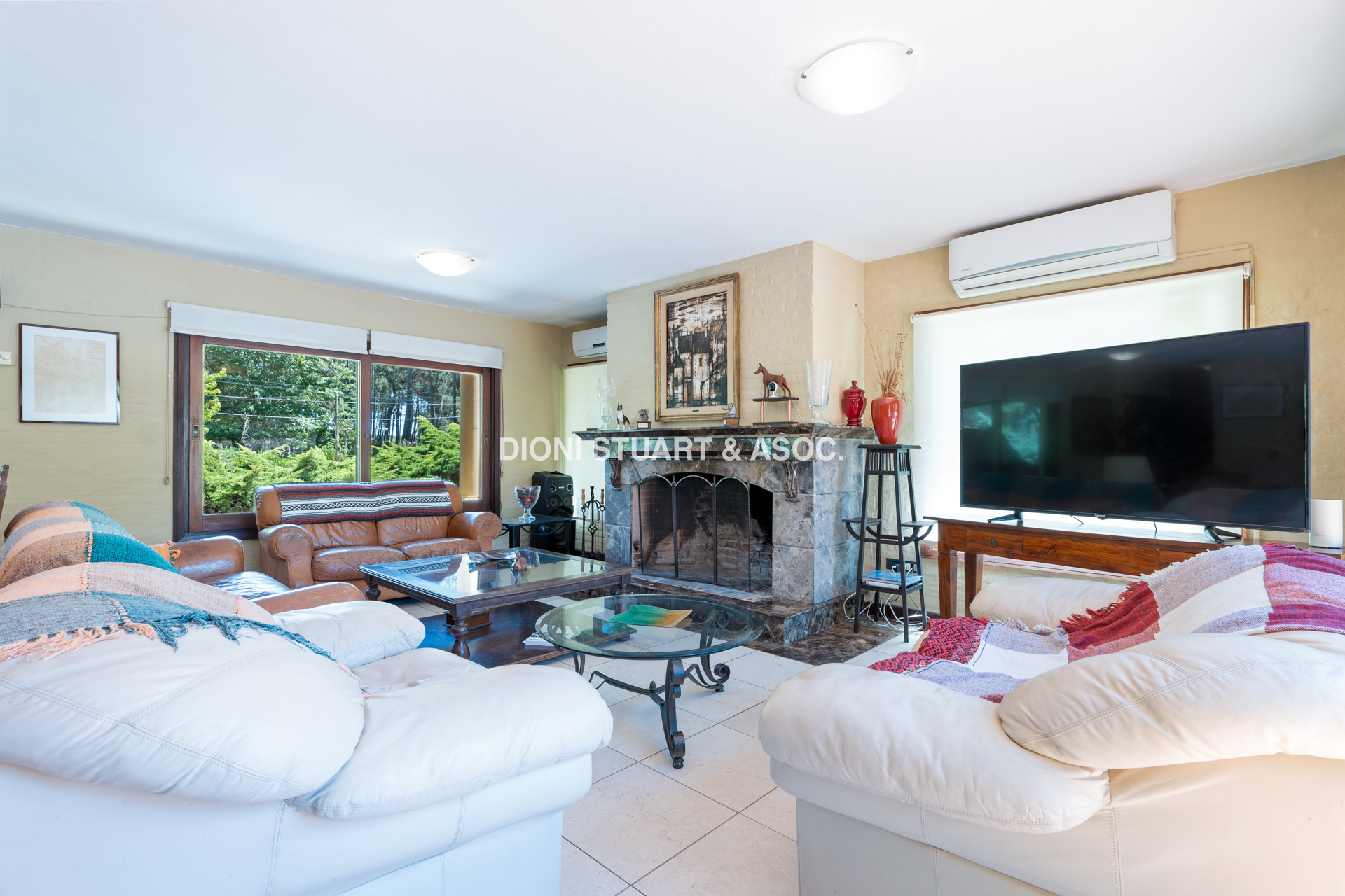 CASA EN PINARES EN VENTA 5 DORMITORIOS EN SUITE CON PISCINA