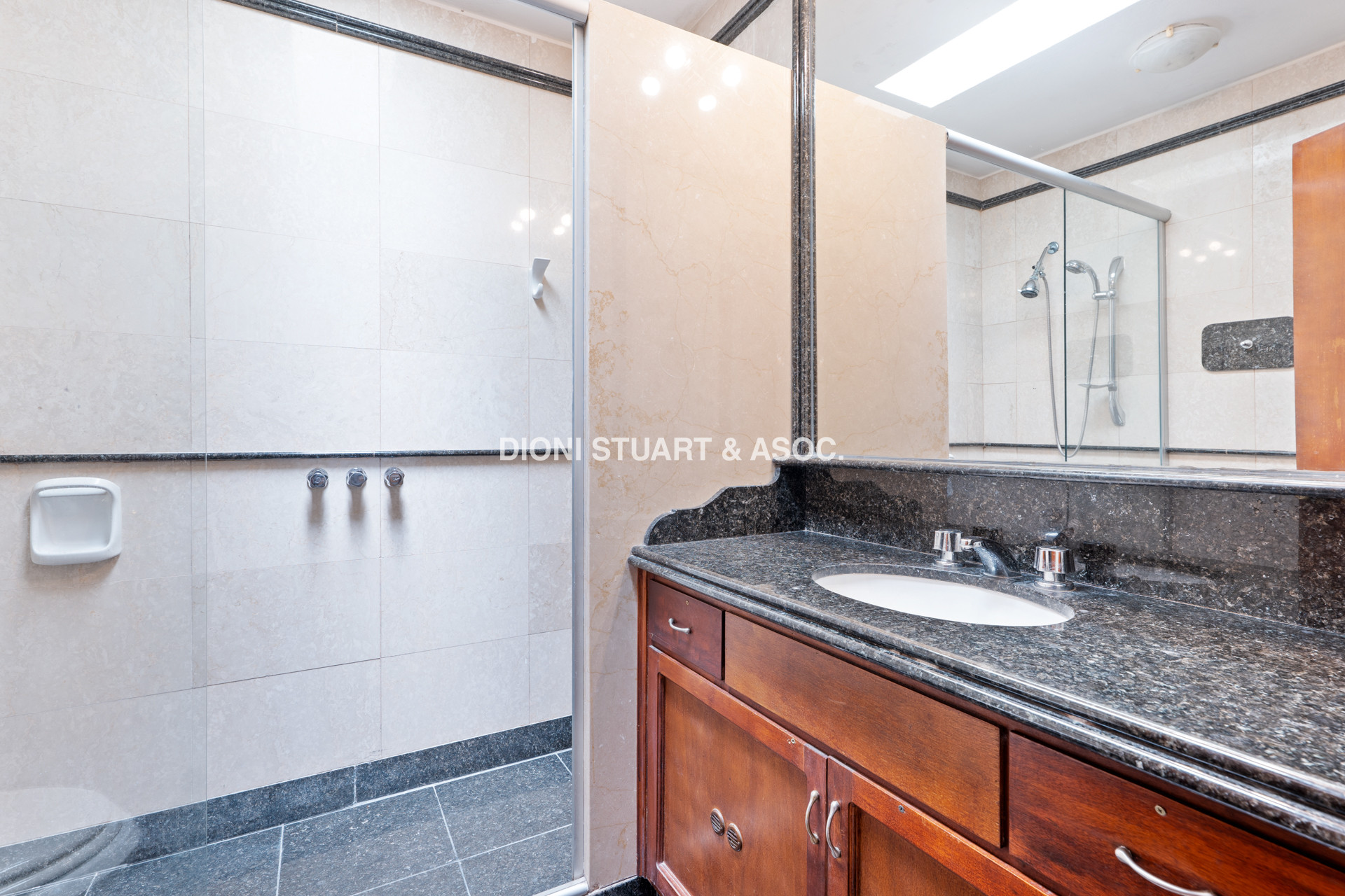 CASA EN PINARES EN VENTA 5 DORMITORIOS EN SUITE CON PISCINA