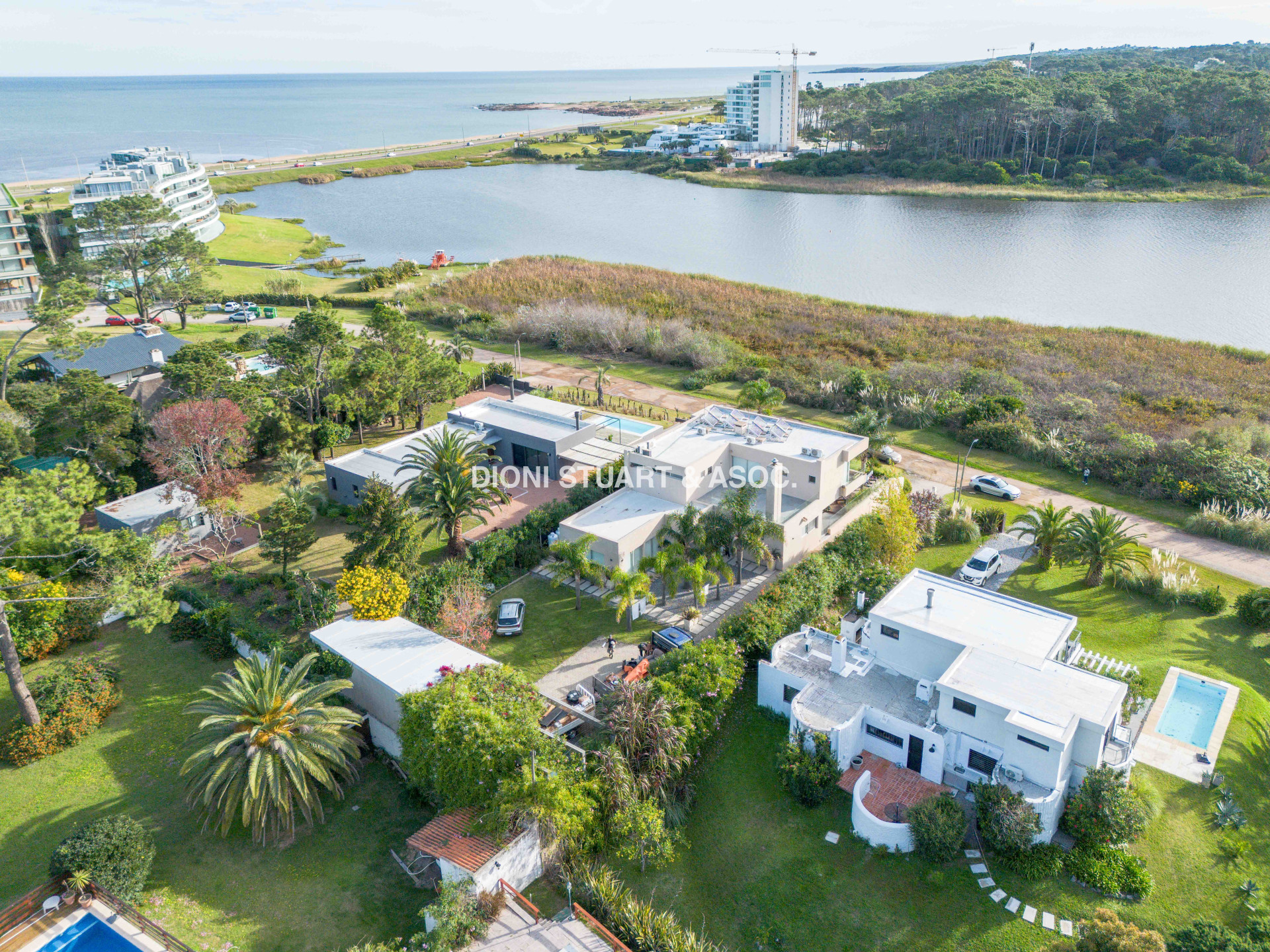 MODERNA CASA EN VENTA FRENTE A LA LAGUNA DEL DIARIO