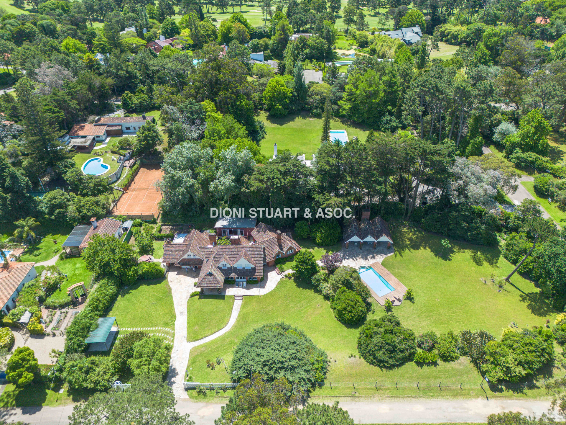 CASA EN VENTA EN EL GOLF - ARQ. ARTURO DUBOURG