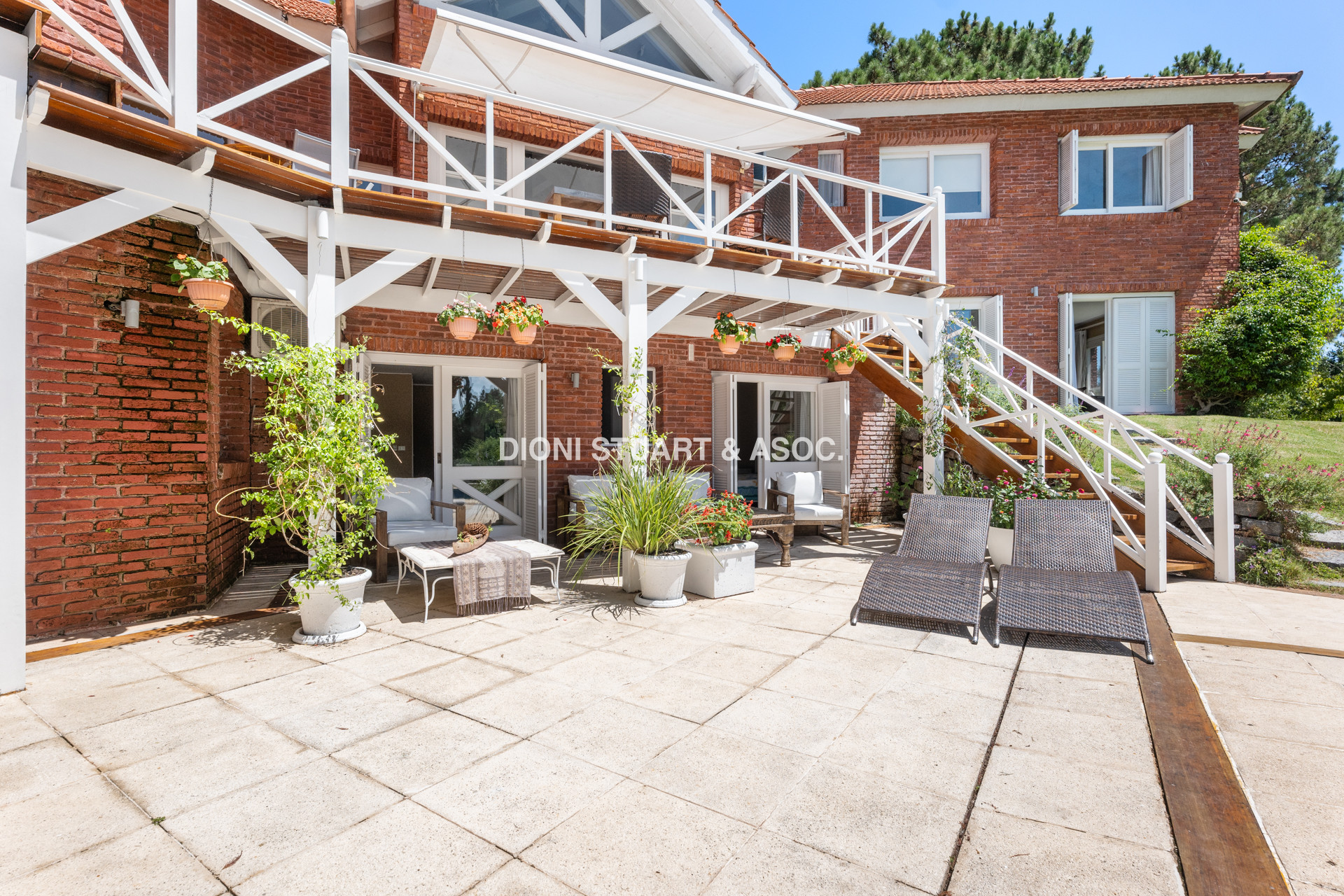 CASA EN VENTA EN  EL GOLF CON 4 DORMITORIOS EN SUITE + DEP. - BARBACOA Y SAUNA - INCREIBLE