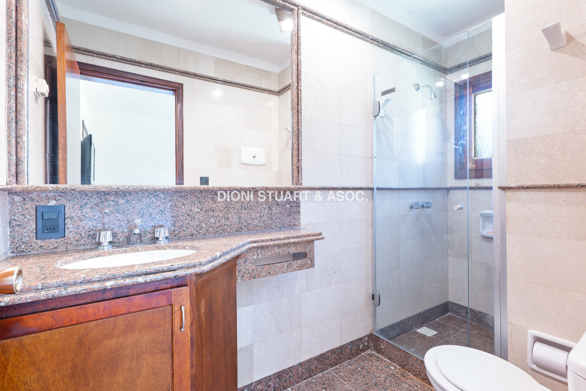 CASA EN PINARES EN VENTA 5 DORMITORIOS EN SUITE CON PISCINA