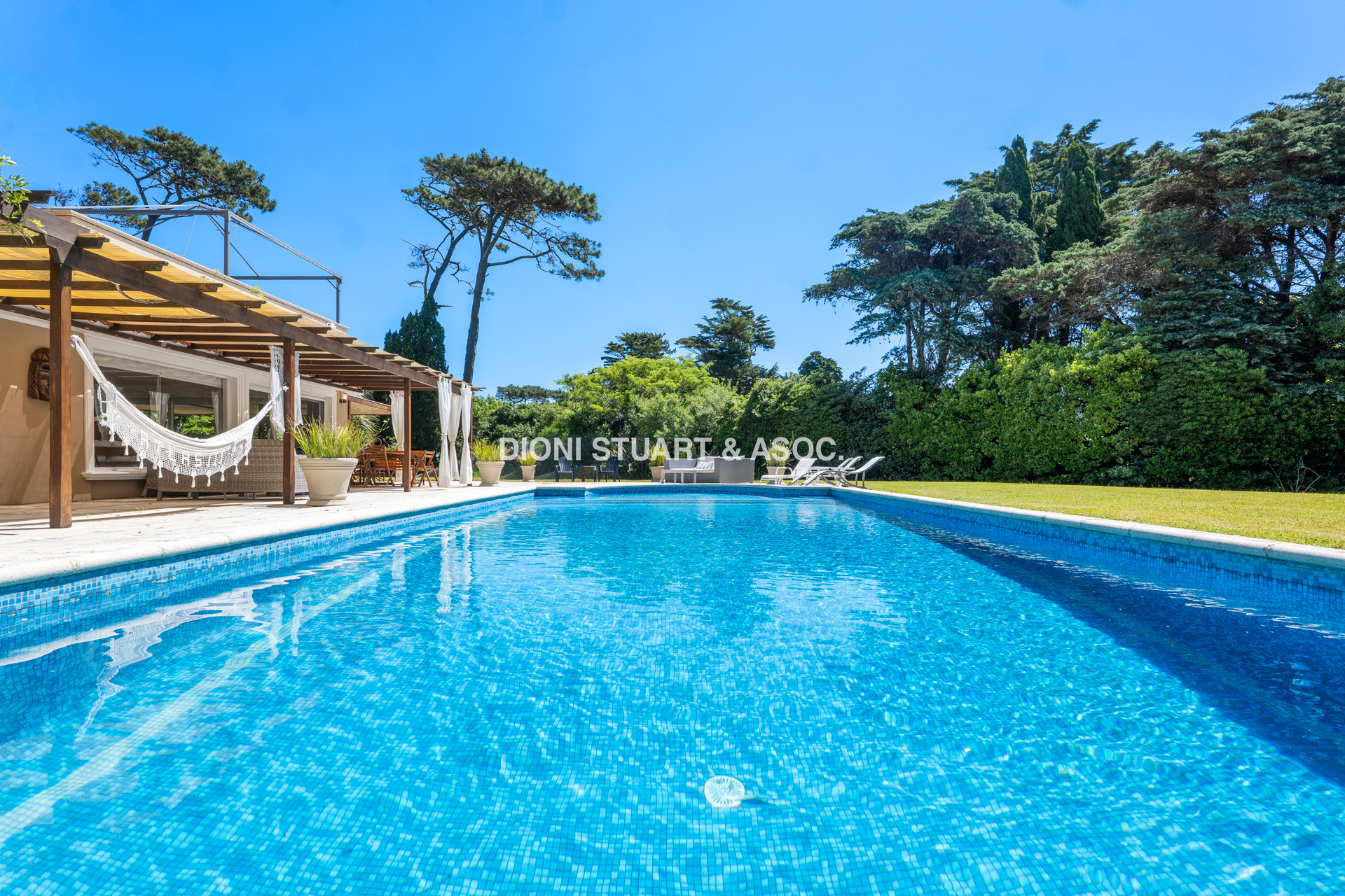 MEGA CASA EN EL GOLF - A METROS DEL MAR